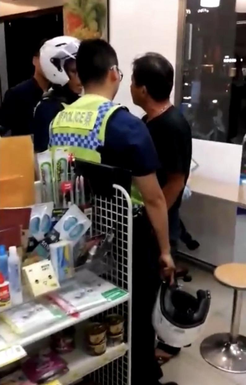 男子在超商內不斷向警方嗆聲。（讀者提供）