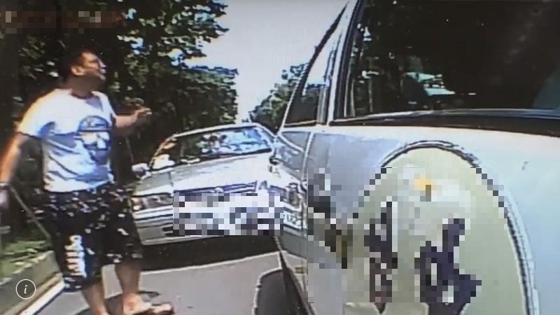 王姓男子氣勢洶洶持甩棍恐嚇教練。（讀者提供）