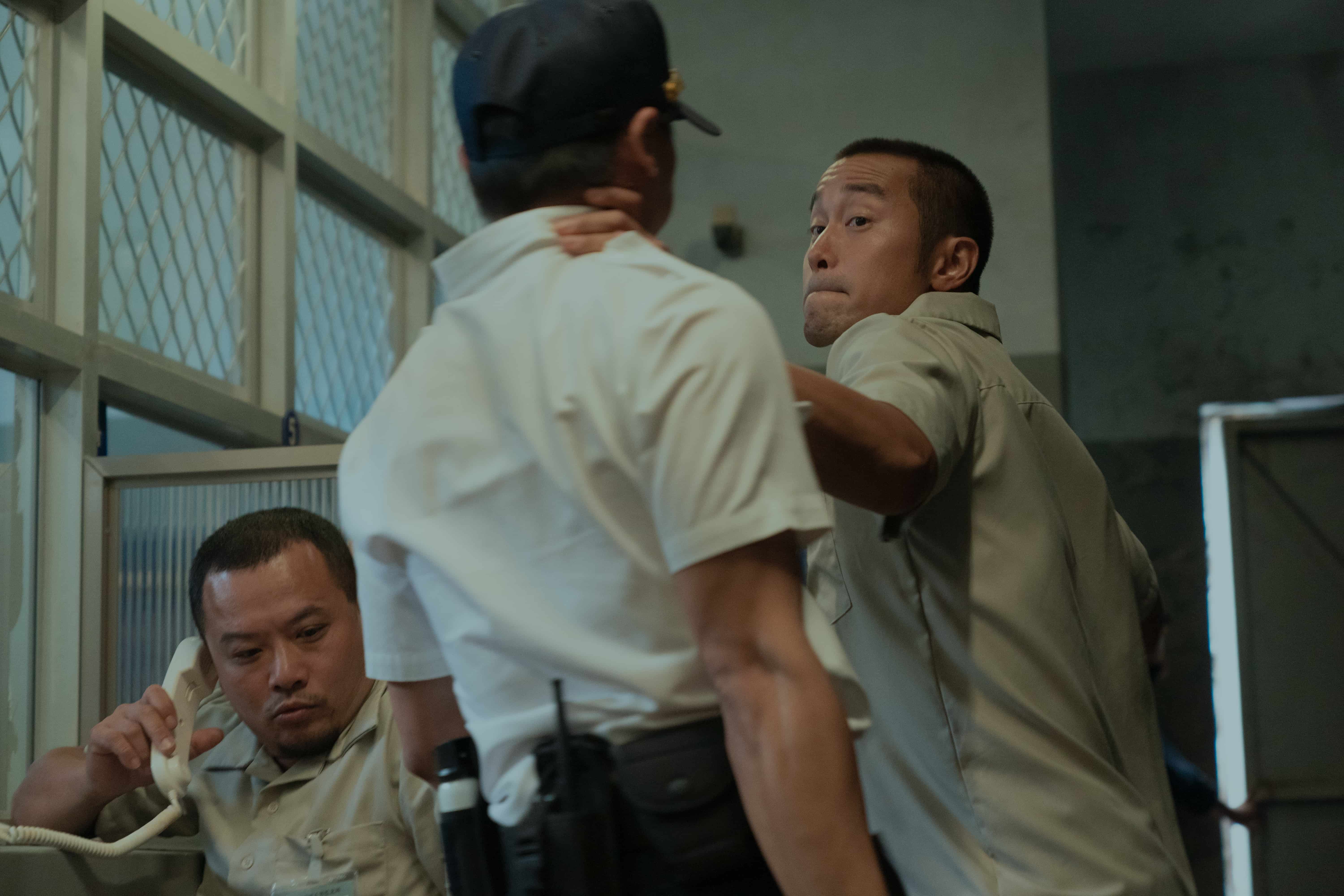 劇中張孝全是名被關進監獄的死刑犯,為了救回被綁票的兒子及保護家人,他策劃逃出囚籠。(Netflix提供)