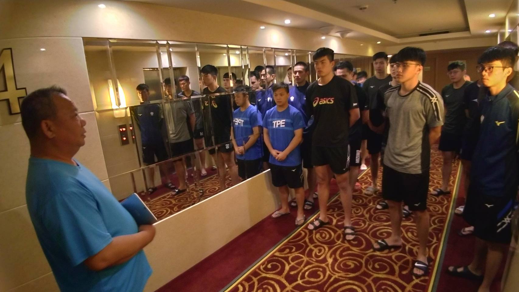 排協針對直播過程中，排協代表對場上選手酸言酸語道歉，網友表示畫面更像排協召集選手來訓話。（翻攝自中華民國排球協會粉絲專頁）