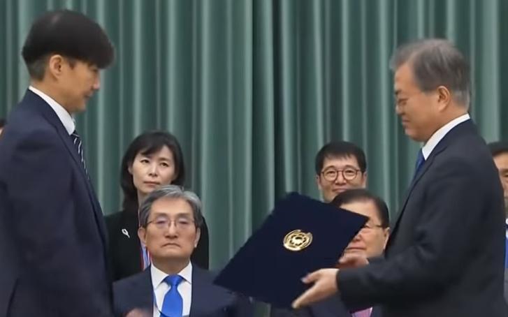 南韓新上任的法務部長曹國(右),上任前曾捲入多項爭議,仍正式被總統文在寅任命。(翻攝Youtube)