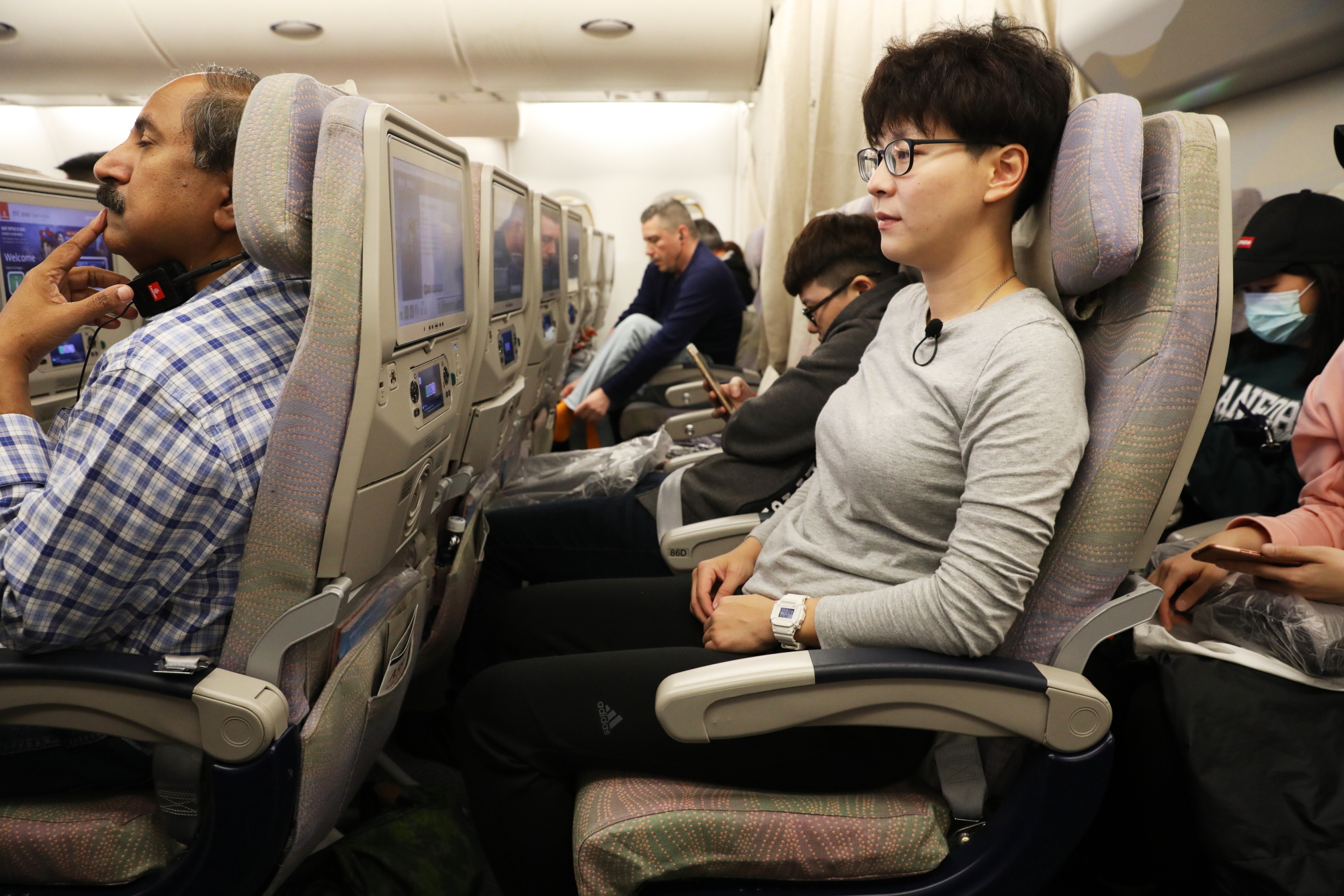 A380的前後椅距較寬，讓旅客在乘坐時較舒服的伸展空間。