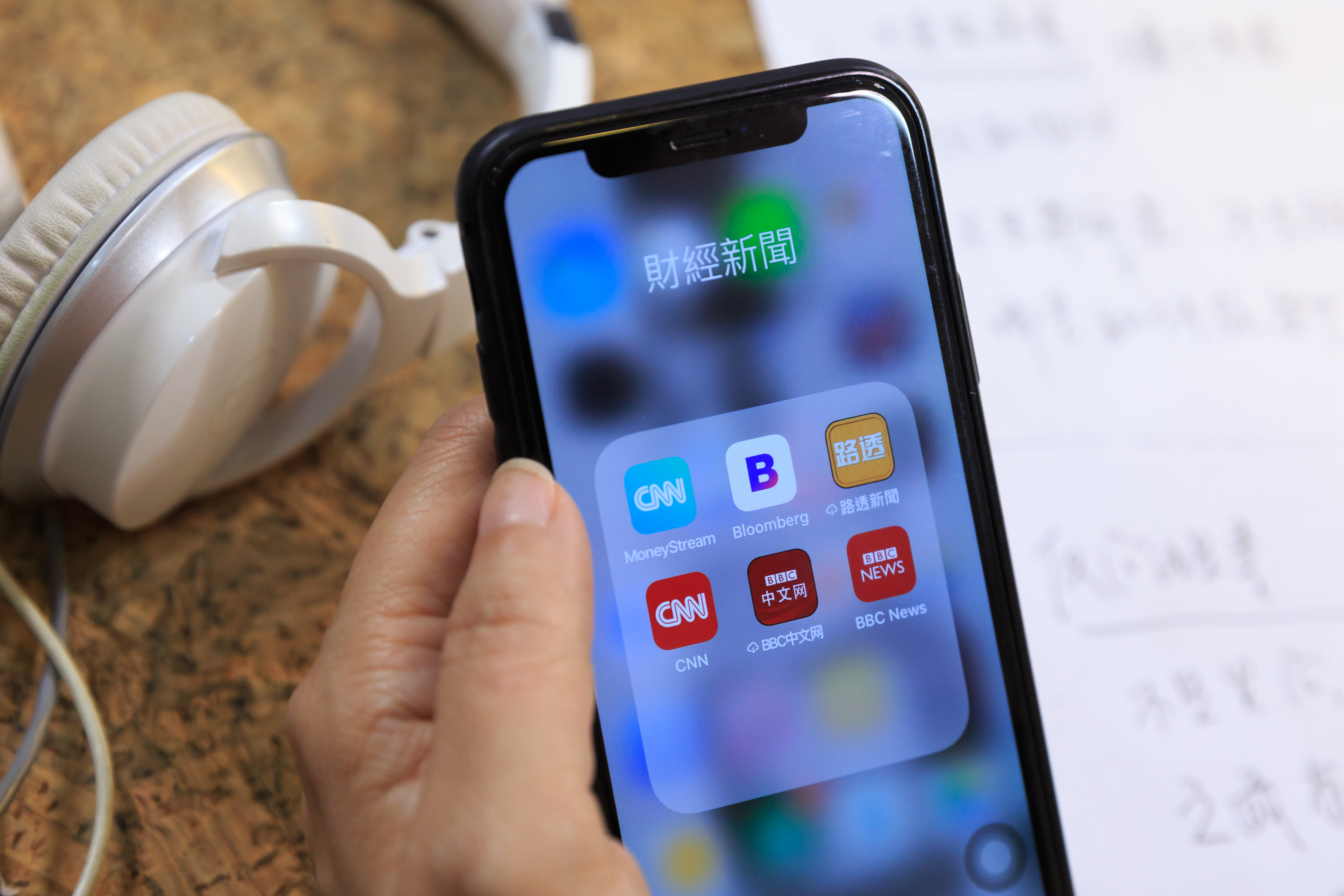 夏韻芬的手機裡滿滿的財經資訊、及市場走勢圖，她笑稱自己有「資訊飢渴症」。