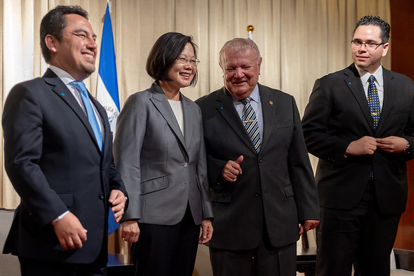 尼加拉瓜大使（左一）昨出席「中美洲獨立198週年紀念酒會」，致詞時力挺台灣。（翻攝總統府官網）