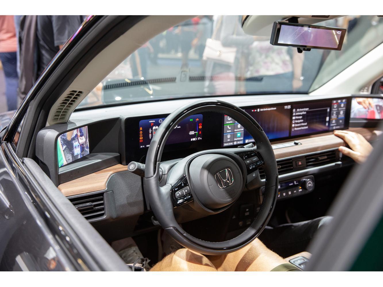 全數位化的車內儀表，兩端另有 2 具 6 吋螢幕顯示數位後視鏡的畫面。