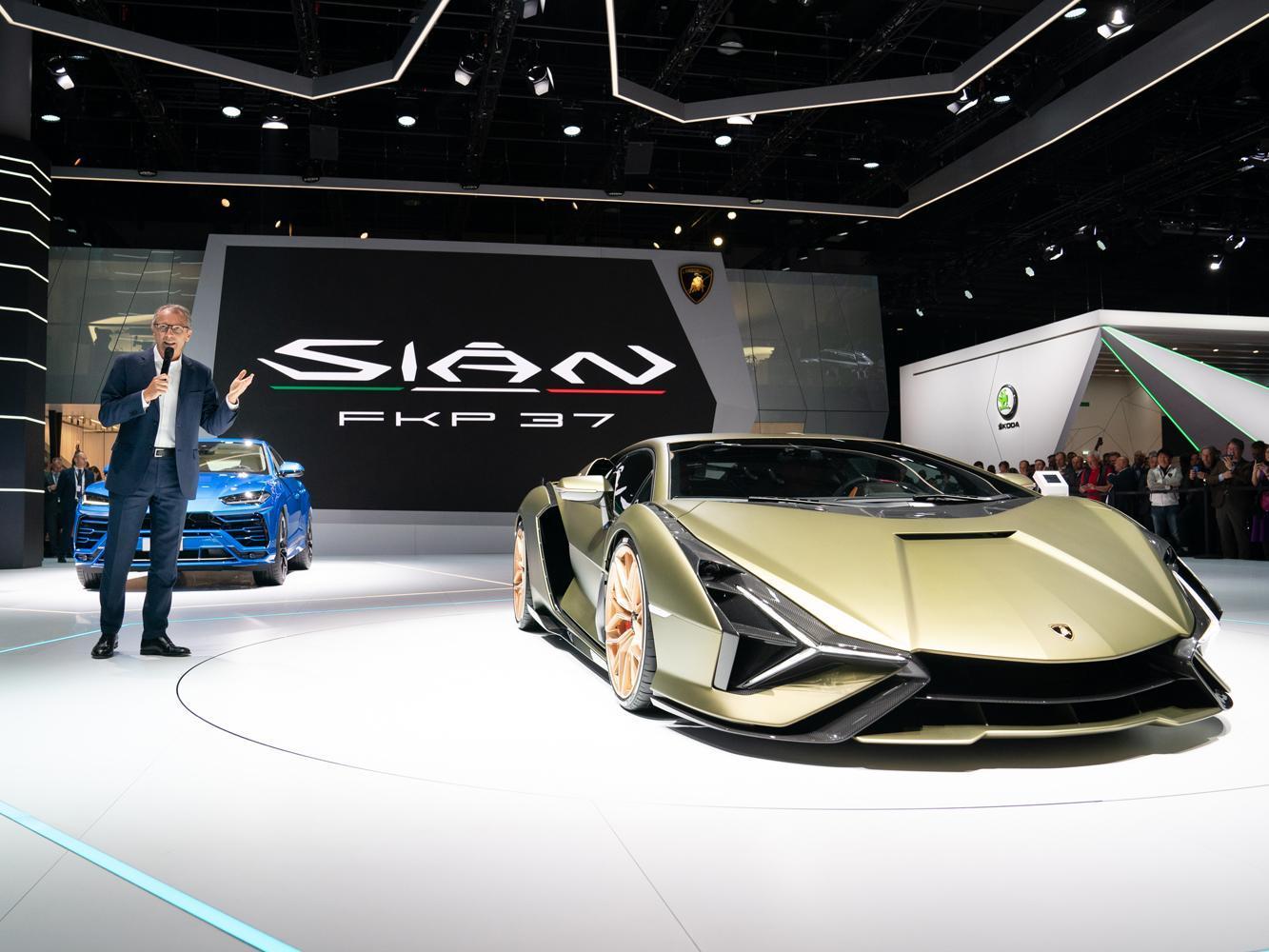 雖然原型來自於Aventador，但其實Sián 造型靈感有一部分來自於LAMBORGHINI經典車款 Countach，車頭前方的 Y字形晝行燈則是從車廠在 2017 年發表的 Terzo Millennio 概念車進化而來。