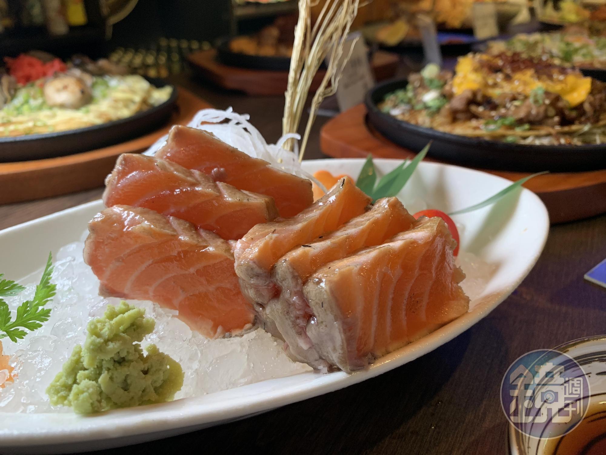 「稻草燒鮭魚」魚肉外層有稻燒的燻香，質地依舊維持軟嫩。（時價）