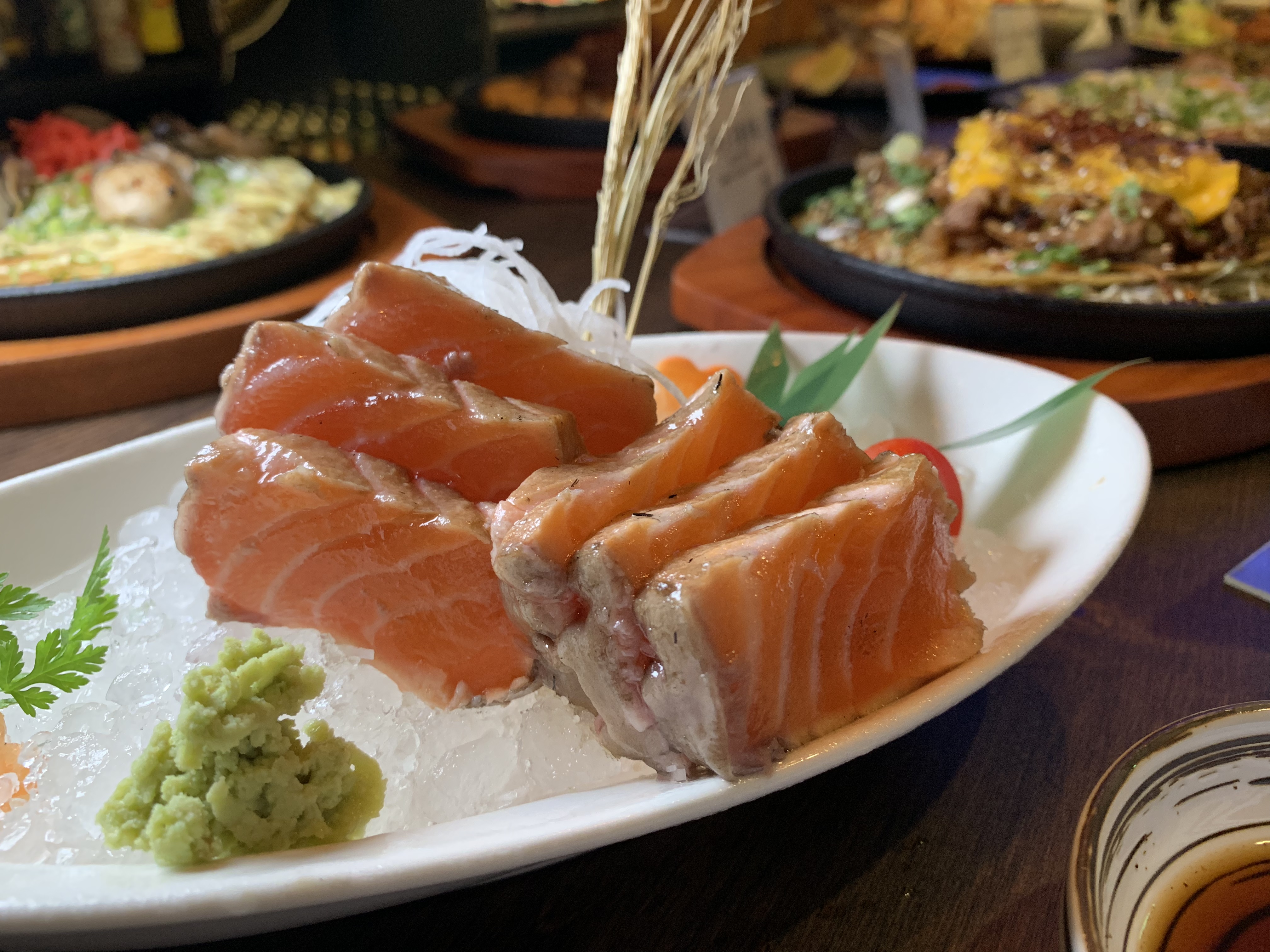 「稻草燒鮭魚」魚肉外層有稻燒的燻香，質地依舊維持軟嫩。（時價）