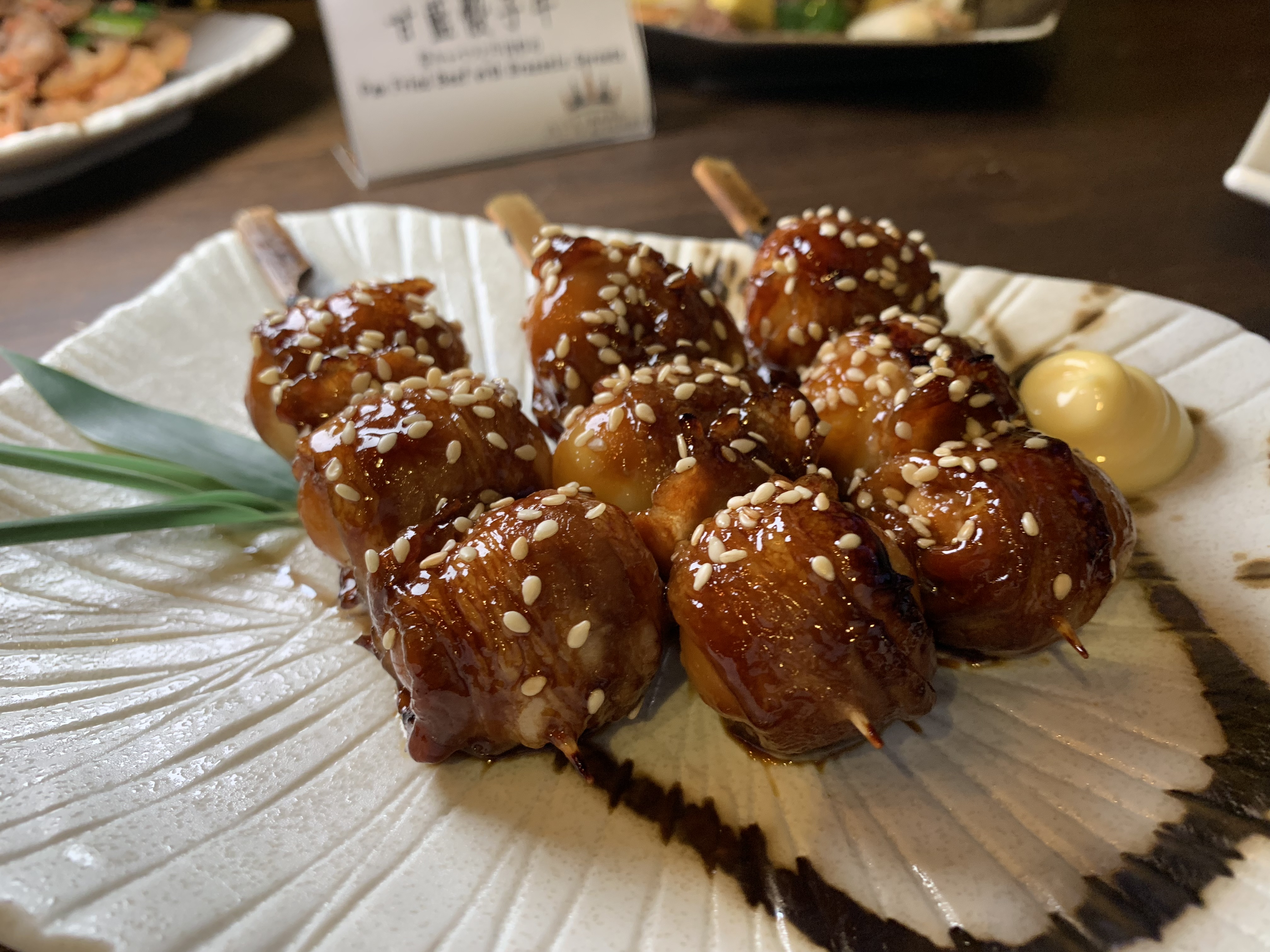 「鳥蛋豚肉串」肉質嫩甜的肉片與鵪鶉蛋的香嫩很速配。（220元／份）