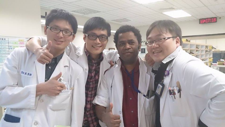 波波拉曾來台就讀醫學系，返鄉後行醫造福鄉里。（翻攝自波波拉Paulson Bosawai Popora臉書）