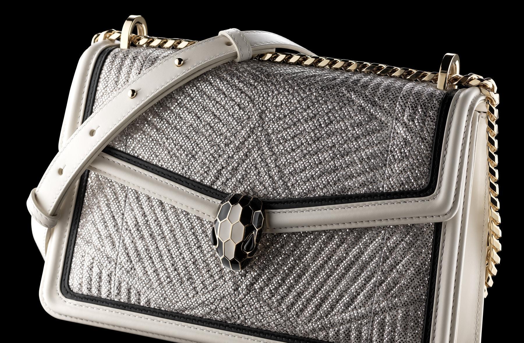 Serpenti Diamond Blast以閃閃發光的絎縫金屬水蛇皮展現耀眼風采。(寶格麗提供)