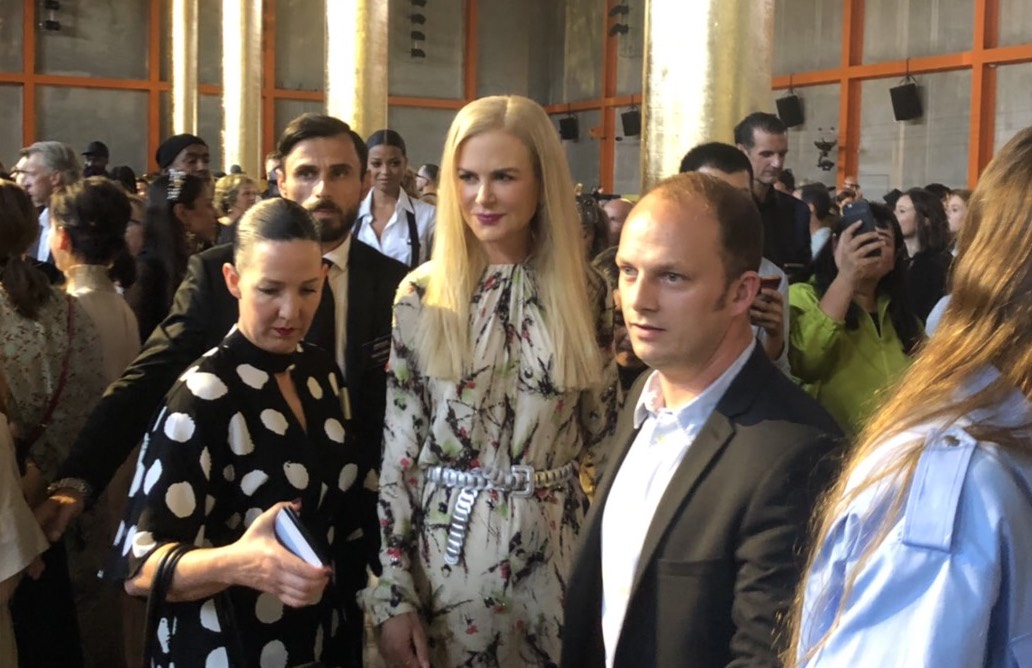 妮可基嫚現身PRADA秀場，沒讓保鏢阻擋，以親和力征服現場媒體。