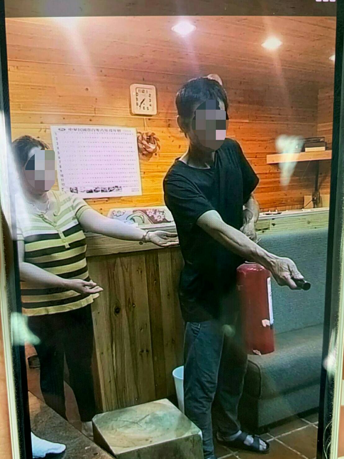阿桃扮演起消管理人角色，還自拍演練影片應付消防檢查。（翻攝畫面）
