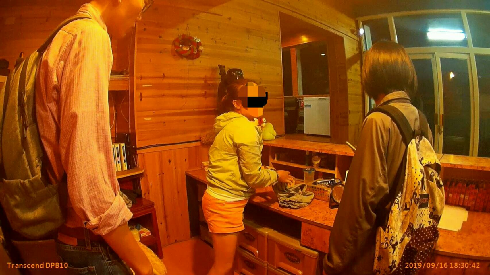 阿桃熟絡的向專勤隊人員介紹民宿環境，宛若是老闆娘一般。（翻攝畫面）