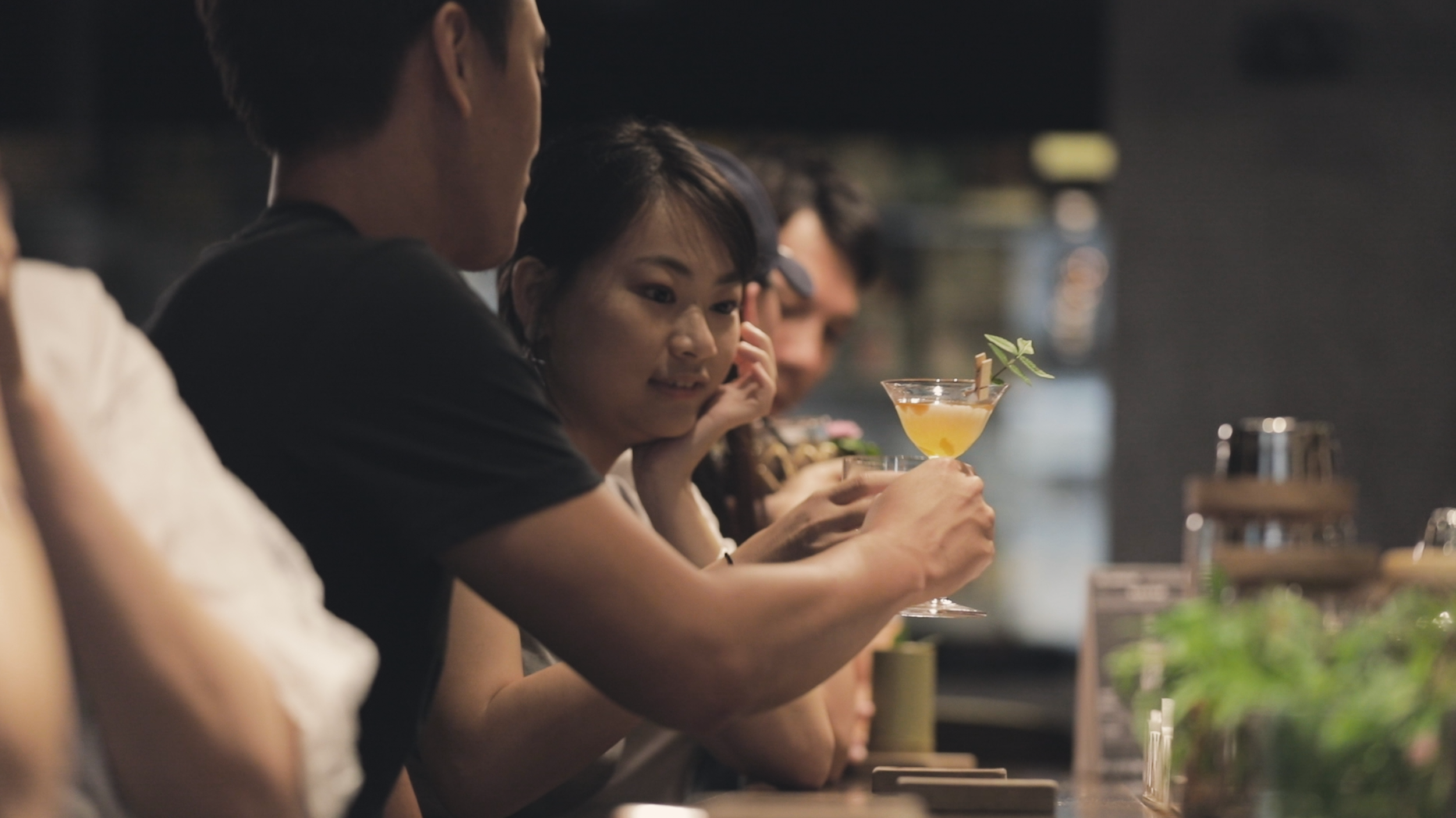 《JOURNEYS IN BAR》傳達的是一種生活態度，踏出腳步探索吧。