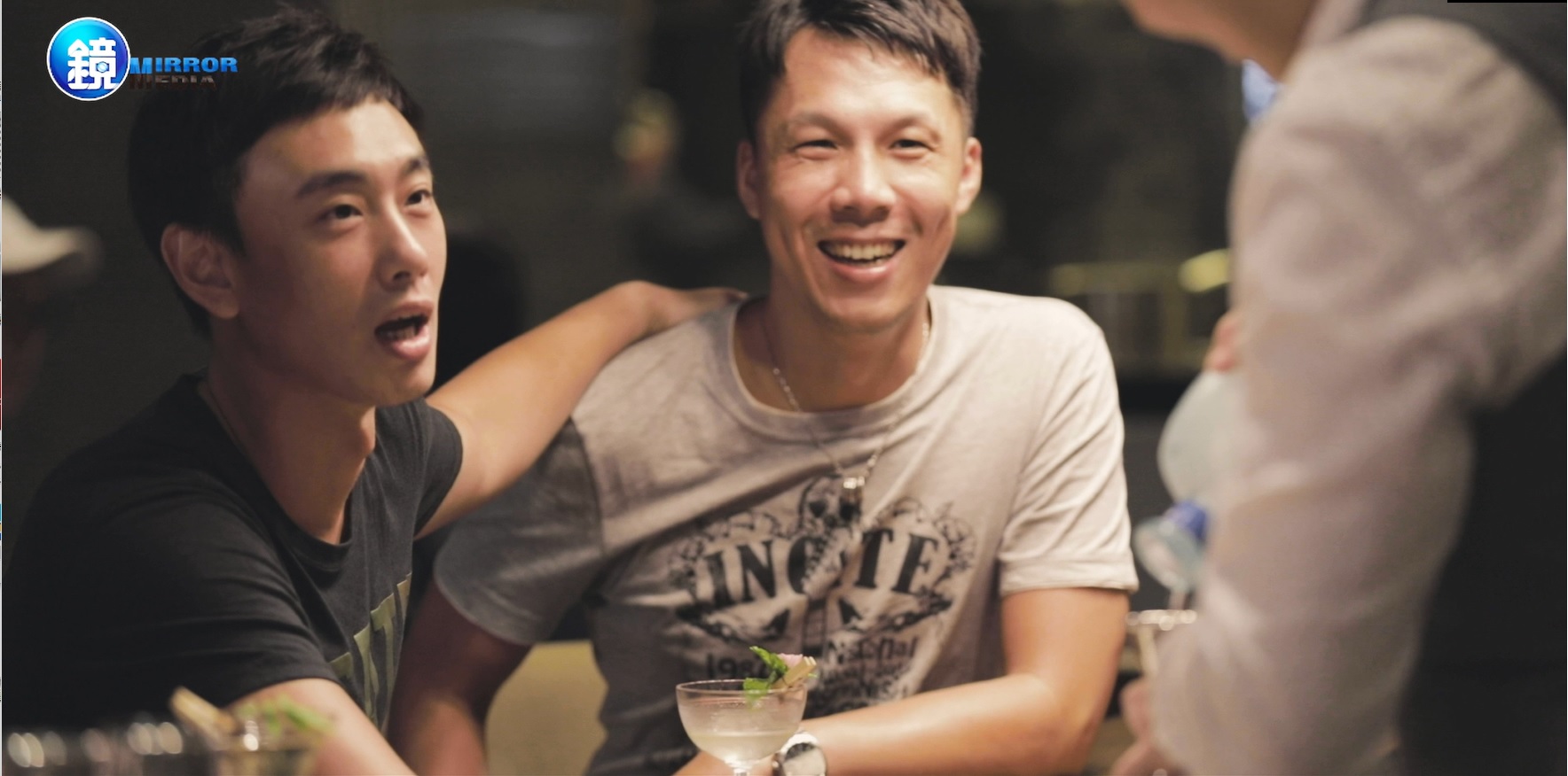 酒吧內充斥著分享及歡樂的氛圍。