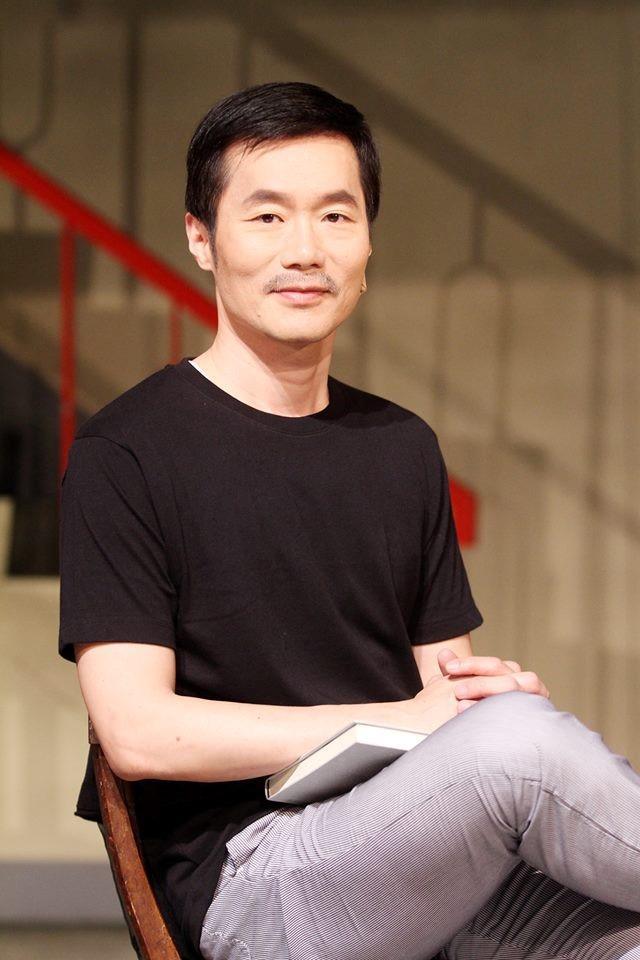 擁有表演博士學歷的朱宏章在電影《返校》中飾演大反派白教官。(翻攝自綠光劇團臉書)