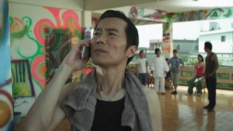 朱宏章在《龍飛鳳舞》飾演戲班台柱春梅個性溫順的丈夫「志宏」。(翻攝自https://swfilms.pixnet.net/)