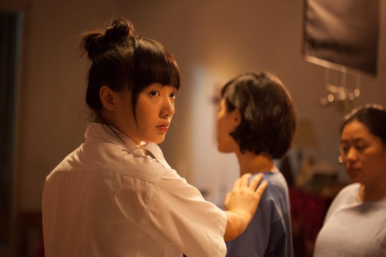 在李啟源執導電影《盜命師》中飾演自閉女孩貓仔的蔡思韵。(李啟源電影公司提供)