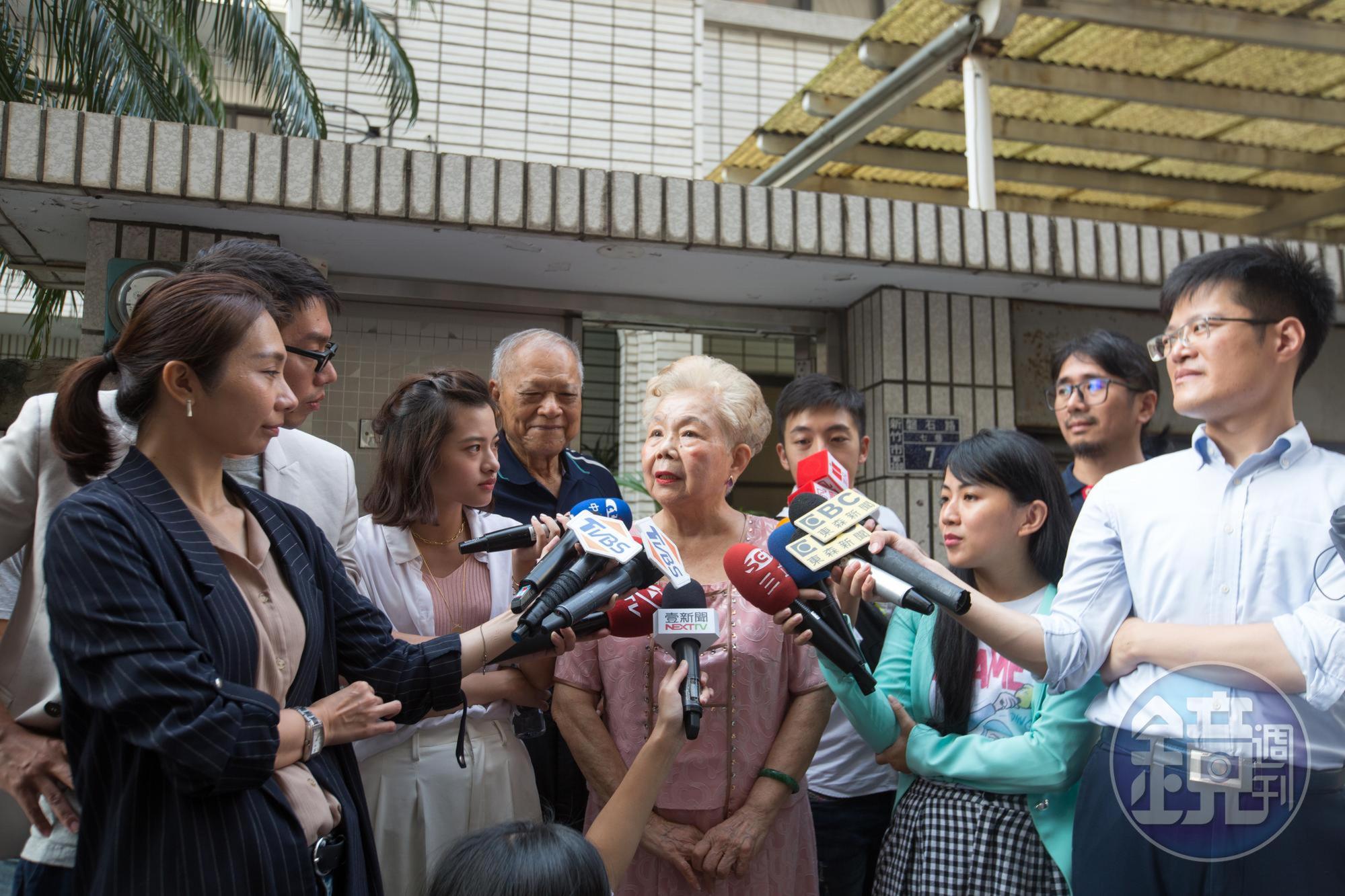 柯文哲媽媽何瑞英則表示當郭台銘宣布不領表後,她去城隍廟問城隍爺「柯文哲可以選總統嗎?」,得到了連三個聖筊。