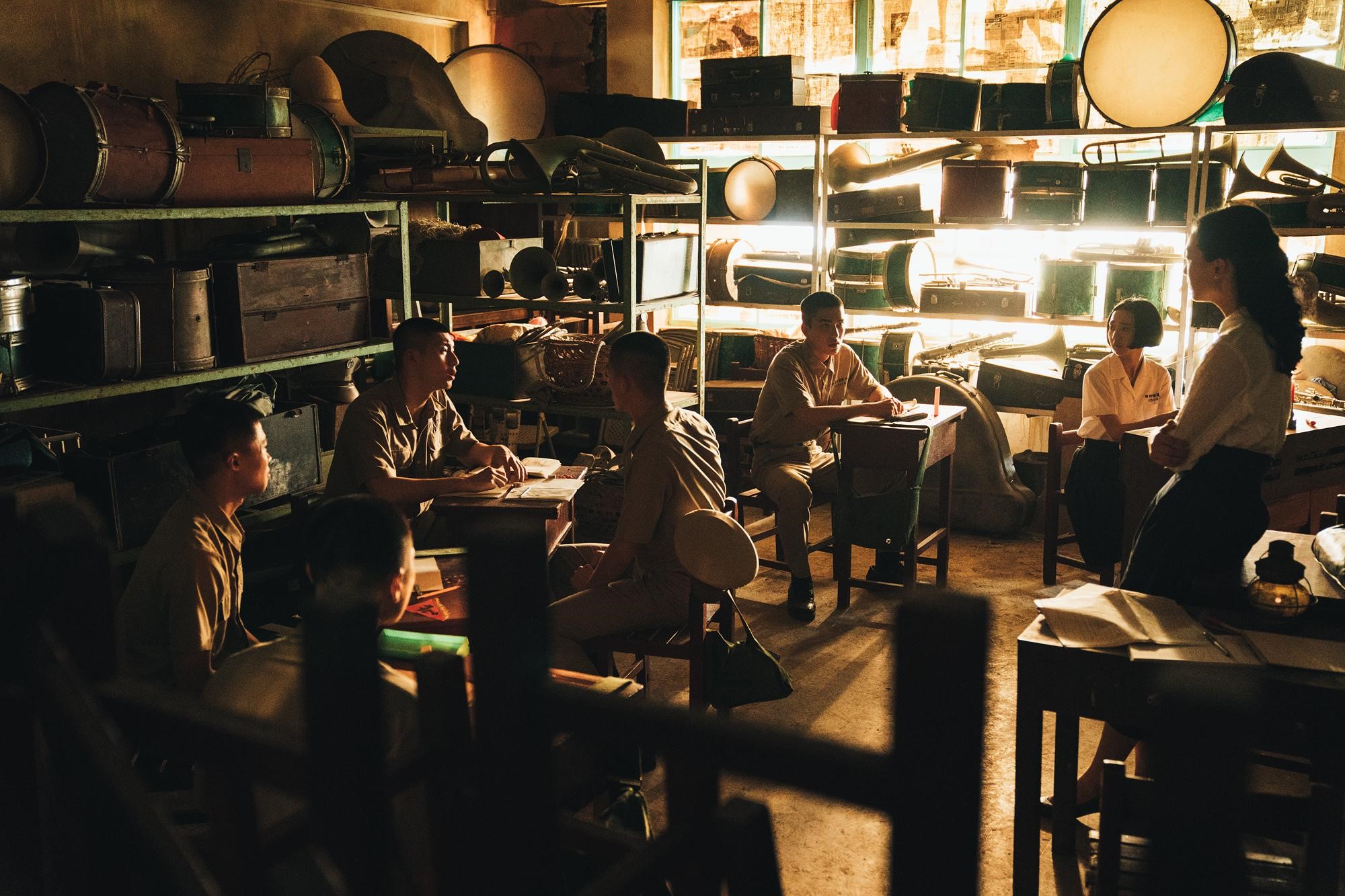 電影《返校》中的師生因為讀書會，惹禍上身。（影一製作所提供）