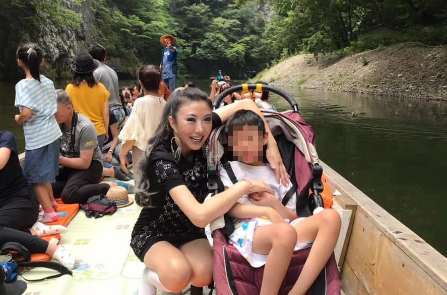 李宇柔兒子罹患AADC罕見疾病，現在已經10歲了。（翻攝自李宇柔臉書）