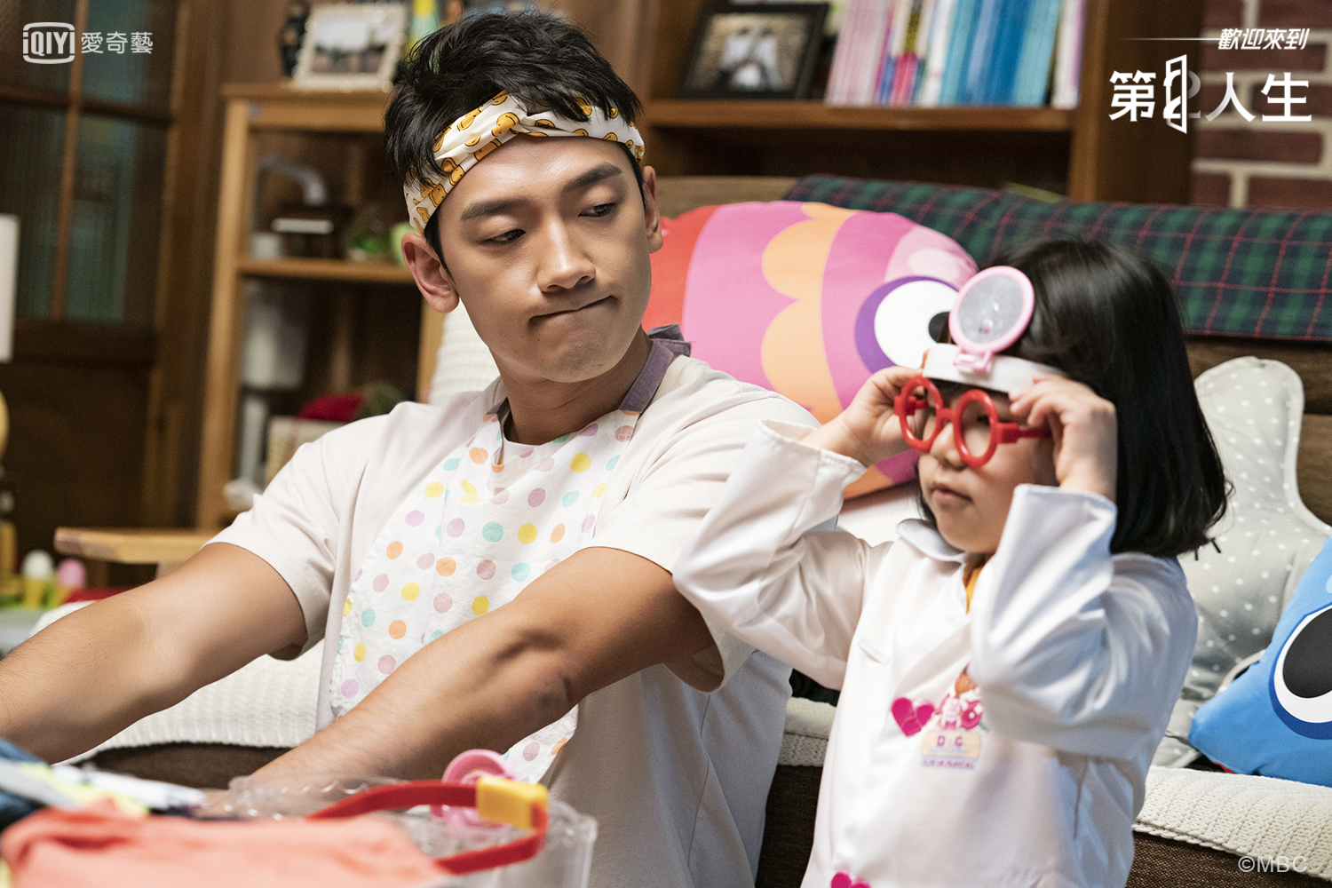 Rain在新劇《歡迎來到第2人生》飾演有可愛女兒的爸爸，演來超不費力。（愛奇藝台灣站提供）