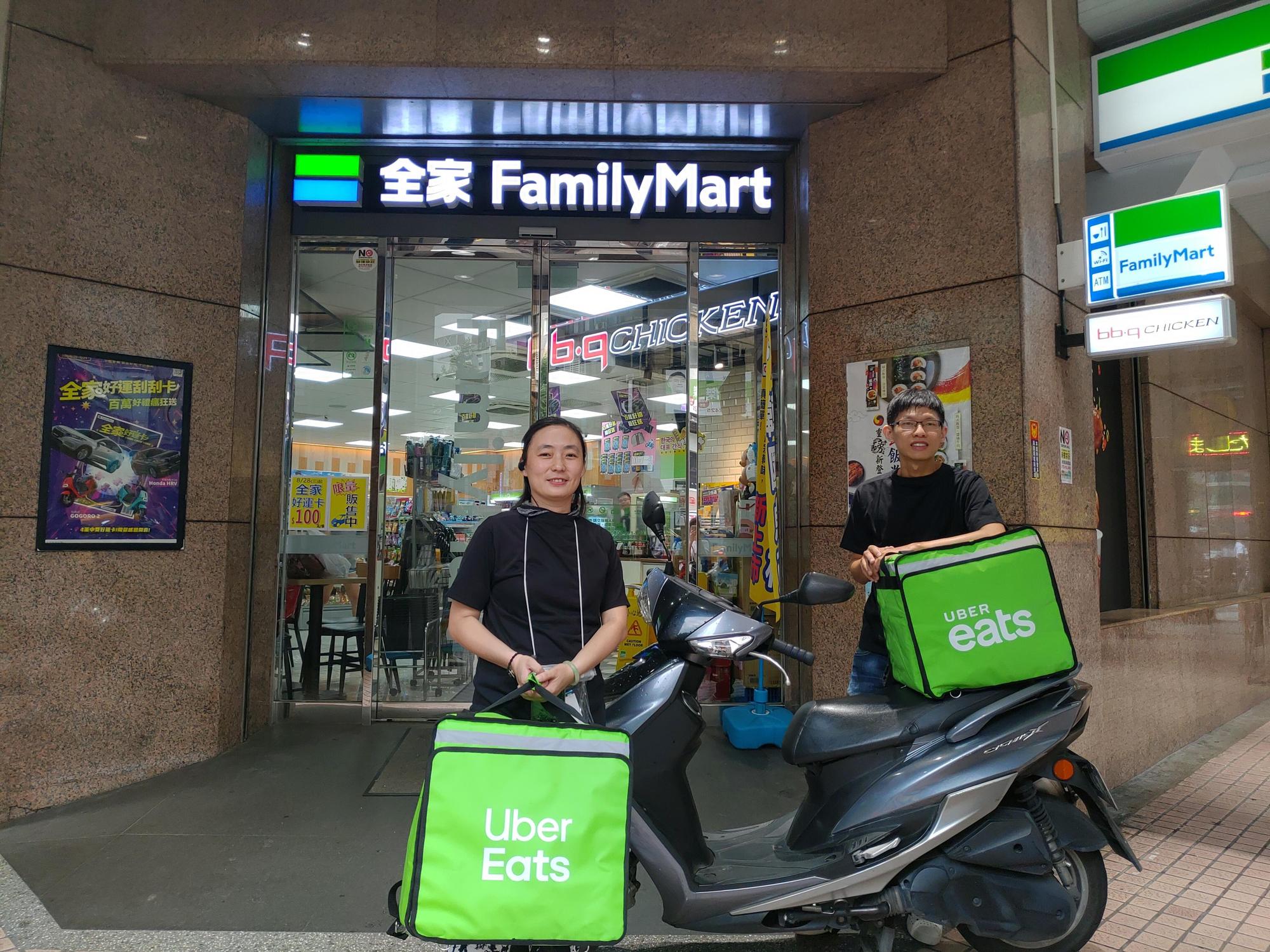 美食外送服務平台UberEats攜手全家便利商店,9月25日起推出店到宅服務。(ubereats提供)