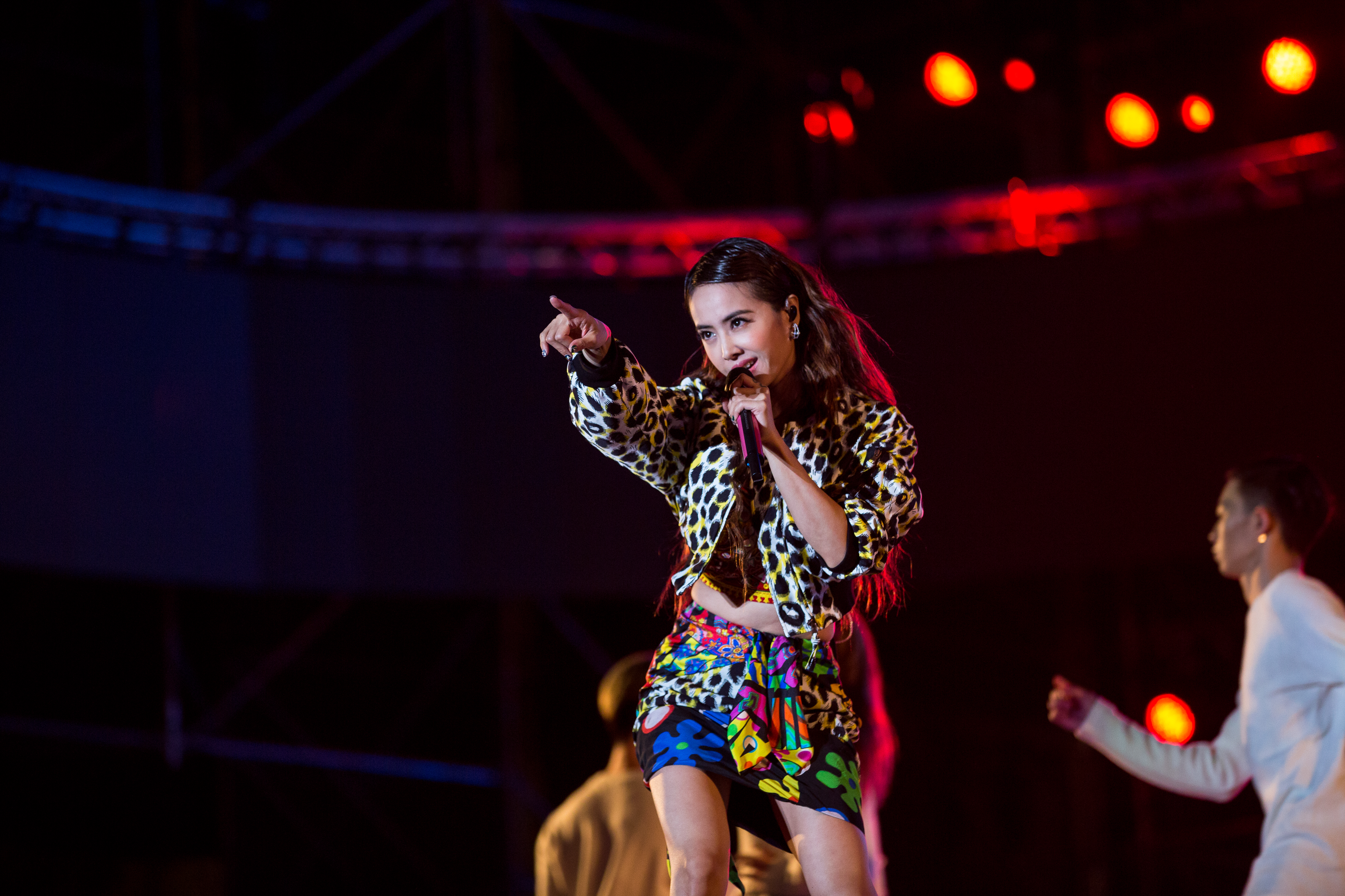 本刊直擊蔡依林4天3夜狂歡慶生之旅，對此蔡依林則在臉書提問「以G奶作為標題的系列文章，對閱讀者來說，你們接收到的性別教育意義是什麼？」