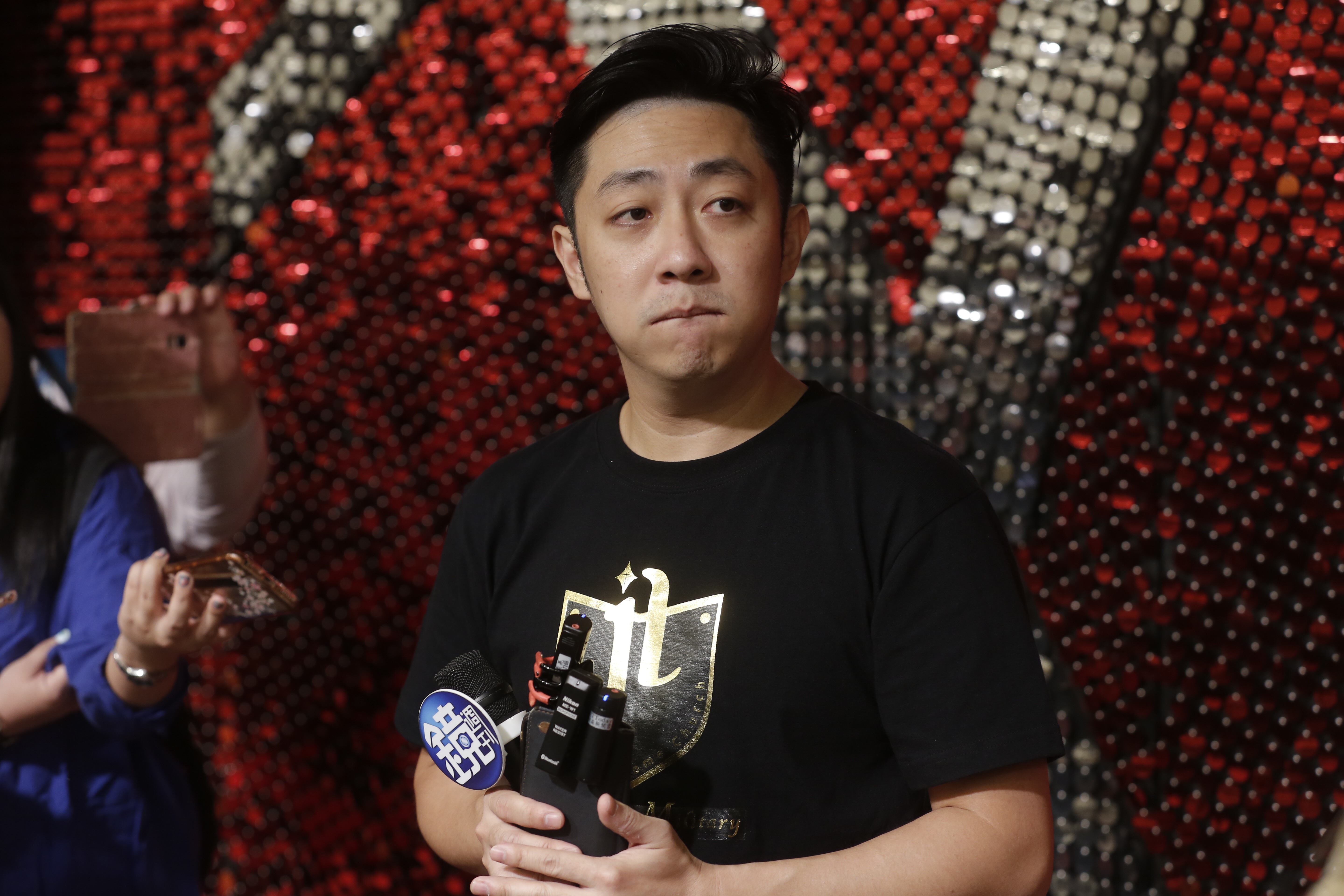 面對交往八年女友王瞳屢與已婚男星馬俊麟傳緋聞，艾成坦言兩人的確聚少離多產生問題。