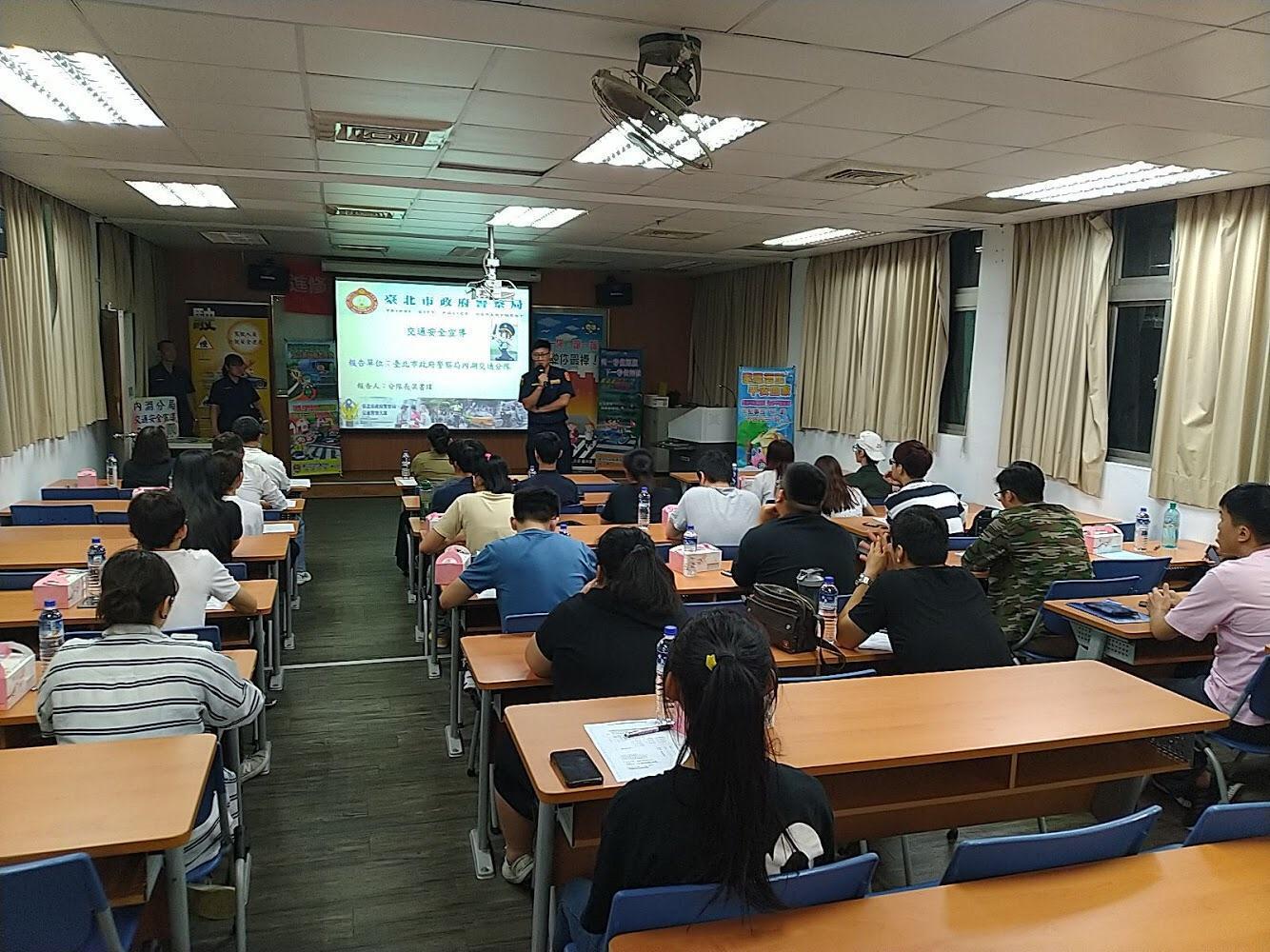 內湖分局交通分隊長梁書瑋宣導交通安全，台下學生仔細聆聽。（翻攝畫面）