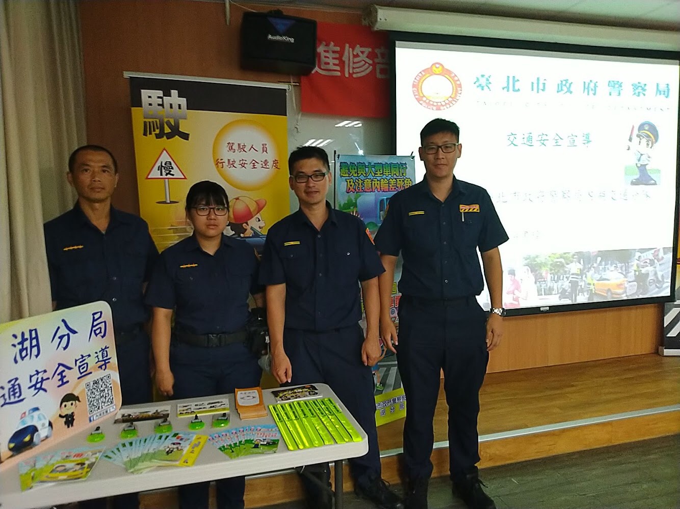 內湖分局前往轄區大專院校進行防衛駕駛宣導。 （翻攝畫面）