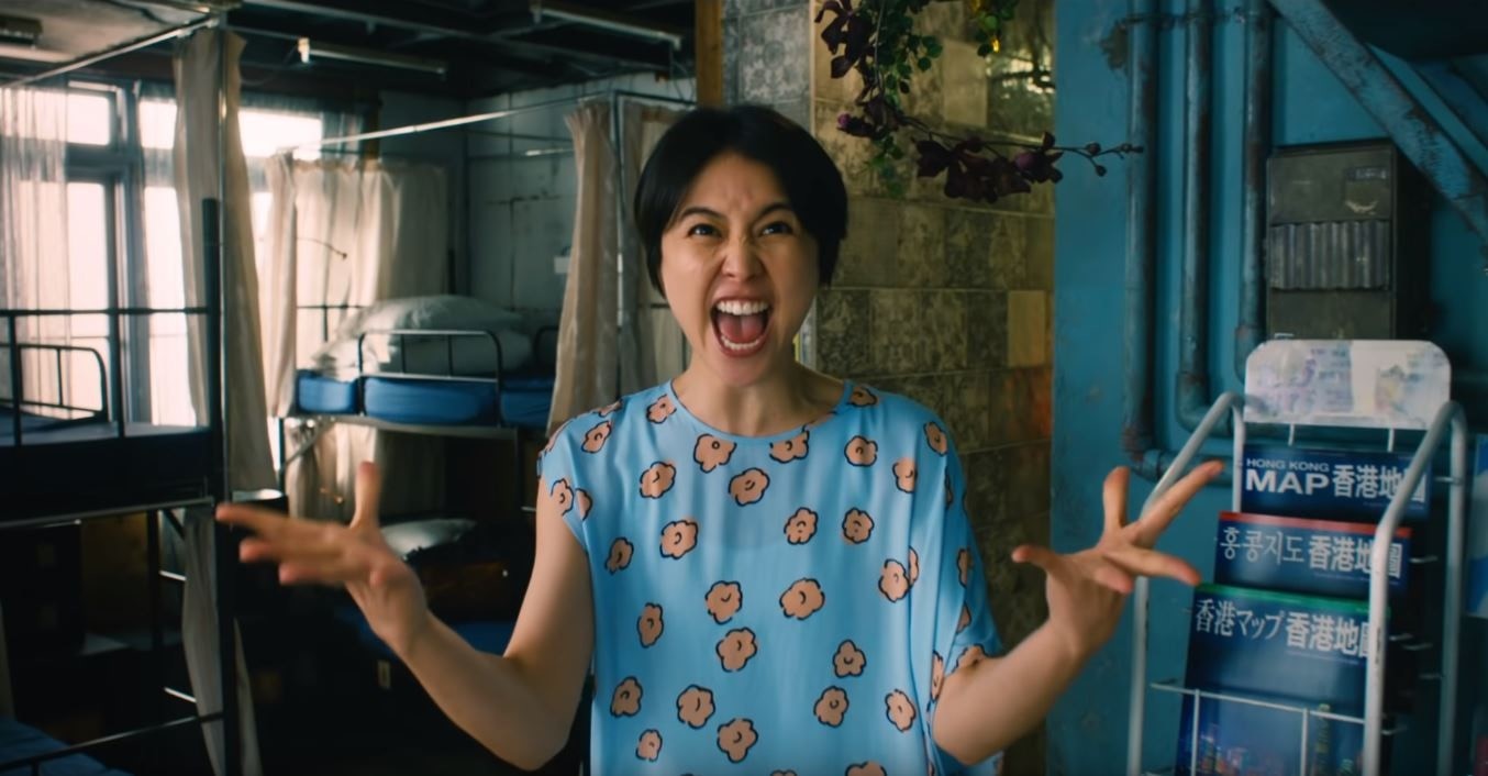 長澤雅美在新片《信用詐欺師JP》從女神變大嬸，魚尾紋炸裂、雙下巴溢出。（傳影互動提供）