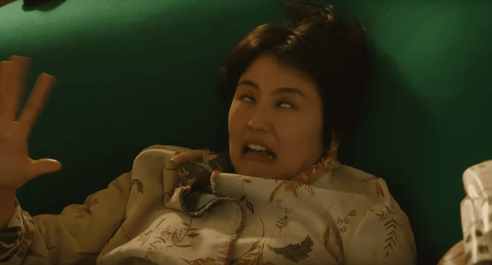 長澤雅美在新片《信用詐欺師JP》翻白眼，表情誇張、扮醜無極限。（傳影互動提供）