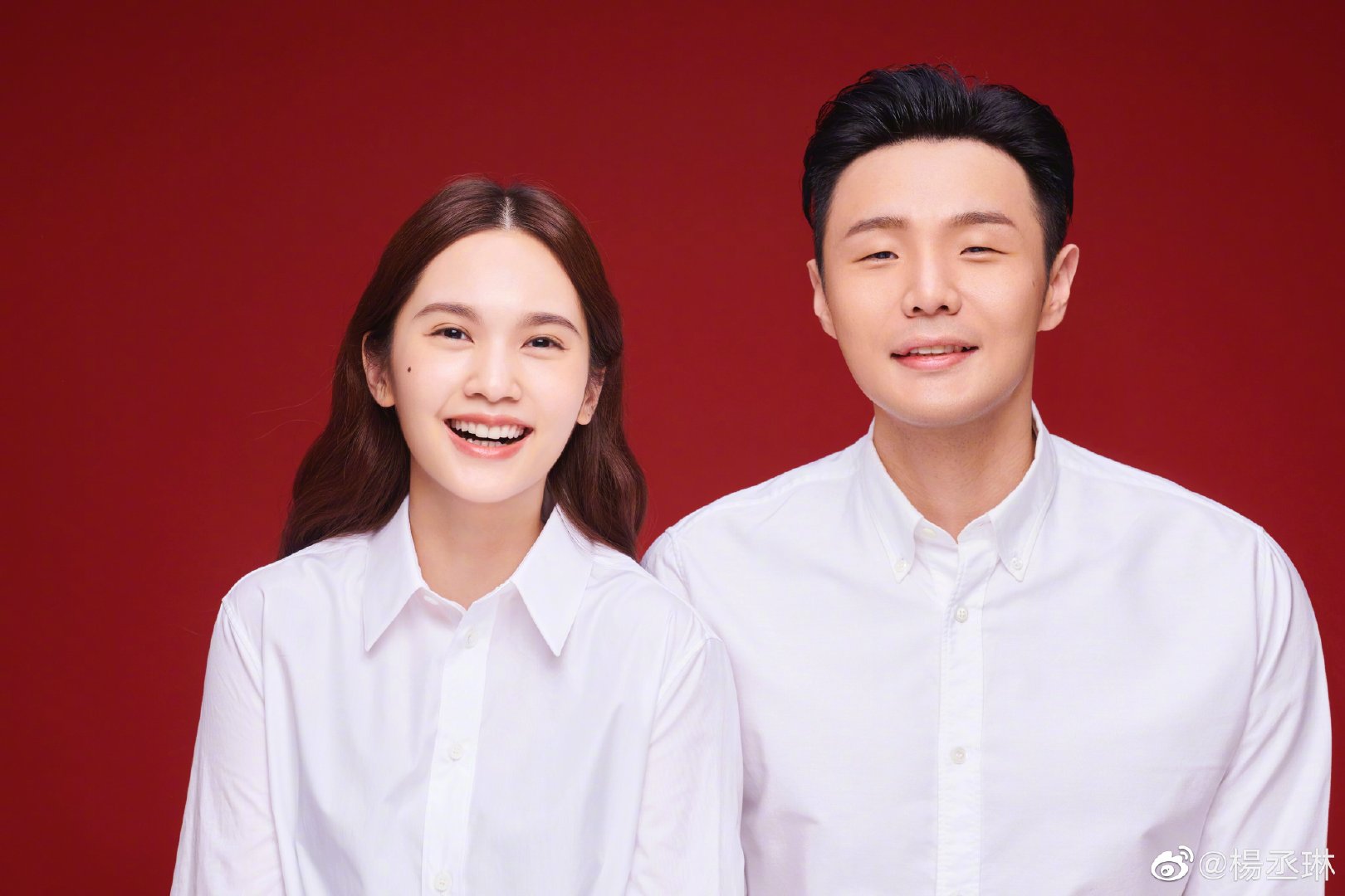 楊丞琳與李榮浩放上兩人領證後的新婚夫妻照。（圖／摘自楊丞琳微博）