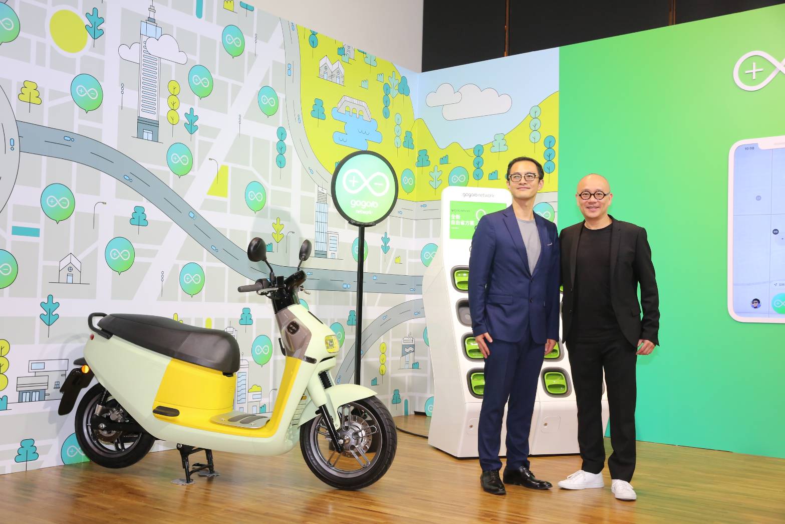 Gogoro創辦人陸學森（右）今日宣布推出新資費，祭出冷門站換電池打8折動態折價優惠。左為Gogoro Network總經理潘璟倫。