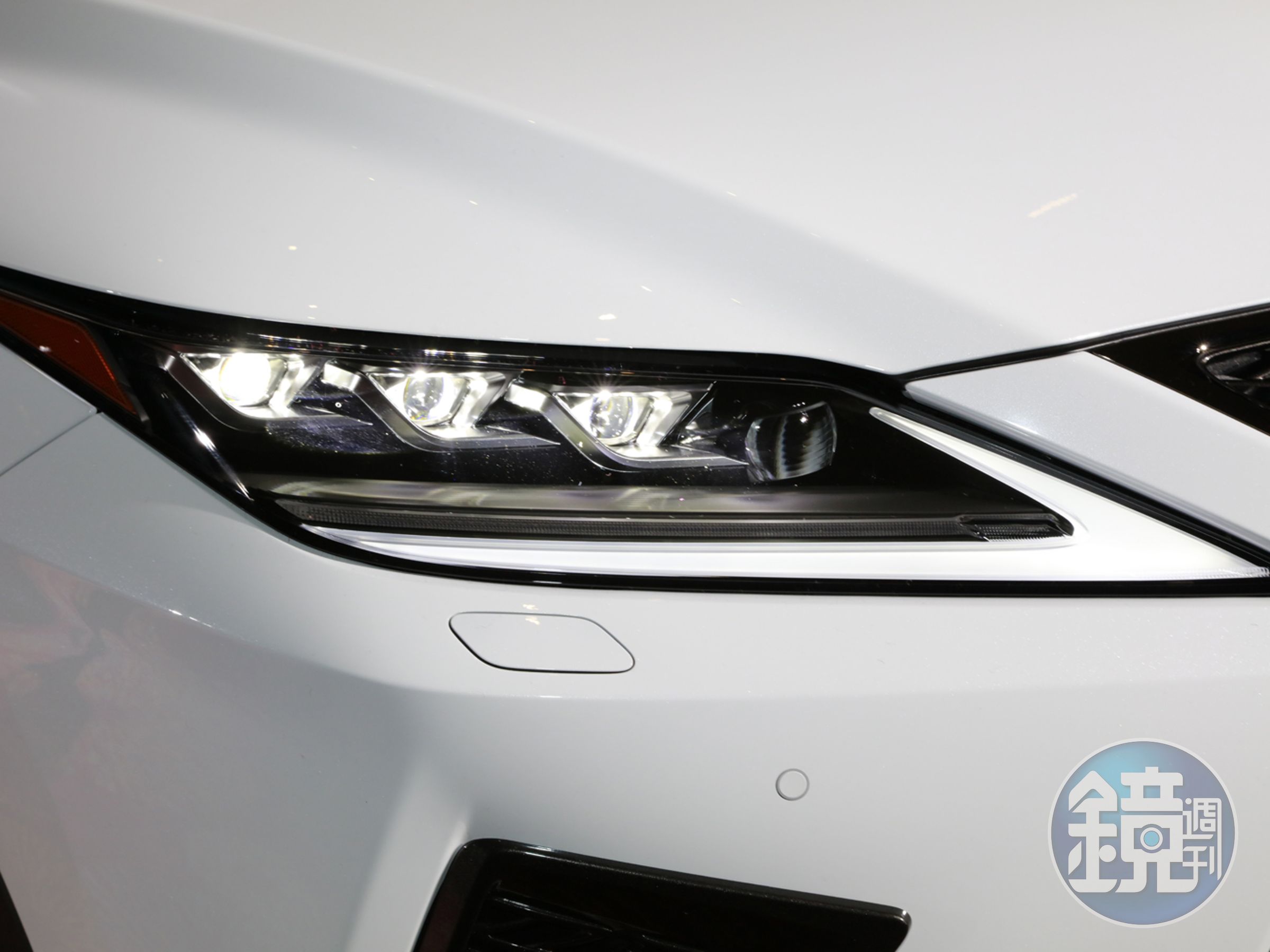 率先搭載全球首創BladeScan Type AHS智慧型遠光燈自動遮蔽系統（BladeScan Type Adaptive High-beam System），可精準控制頭燈照射及遮蔽範圍。