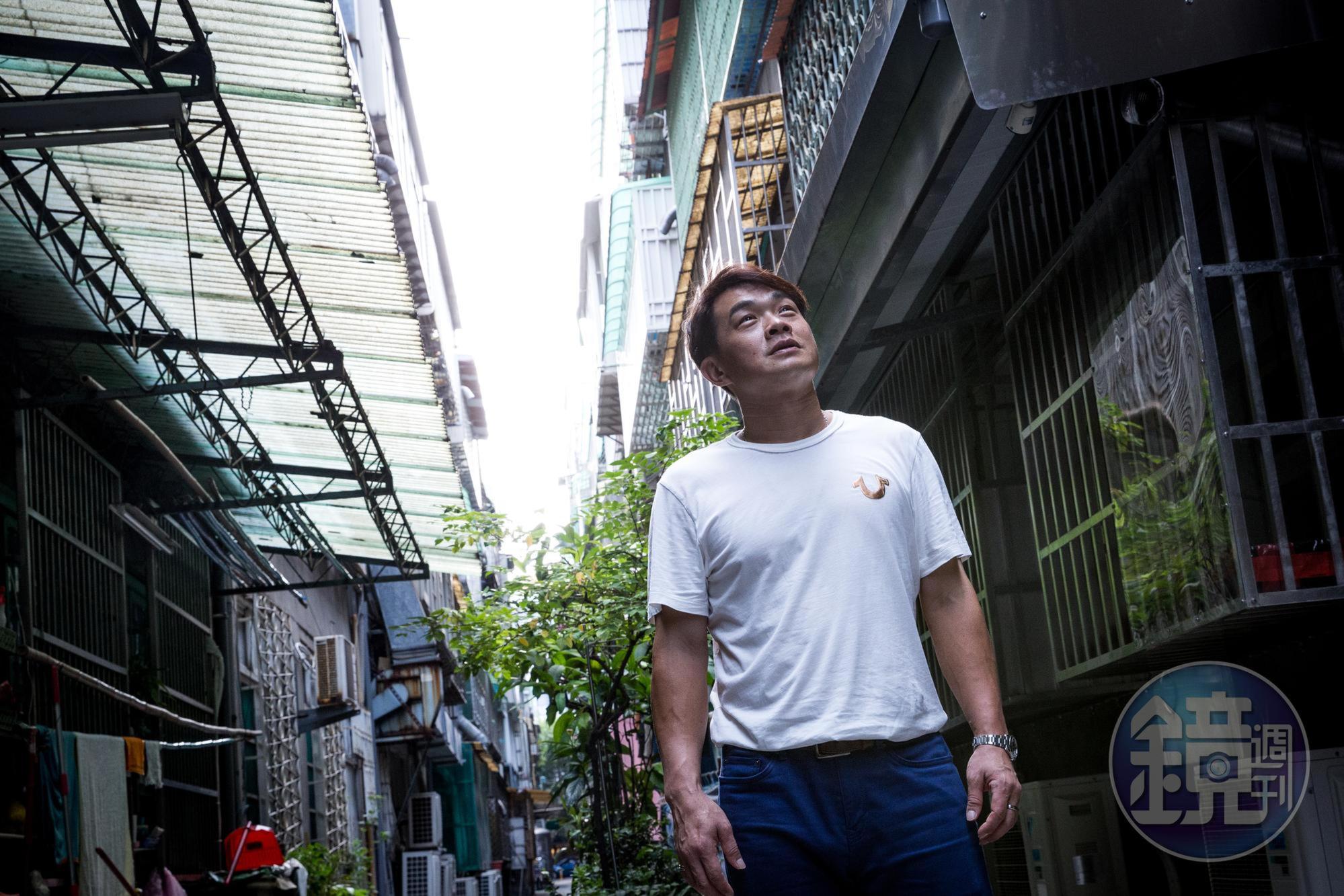 9月9日這天休賽。沒穿棒球衣與護具的彭政閔，因穿著休閒，身材顯得修長，與我們聊起他看過的棒球電影。