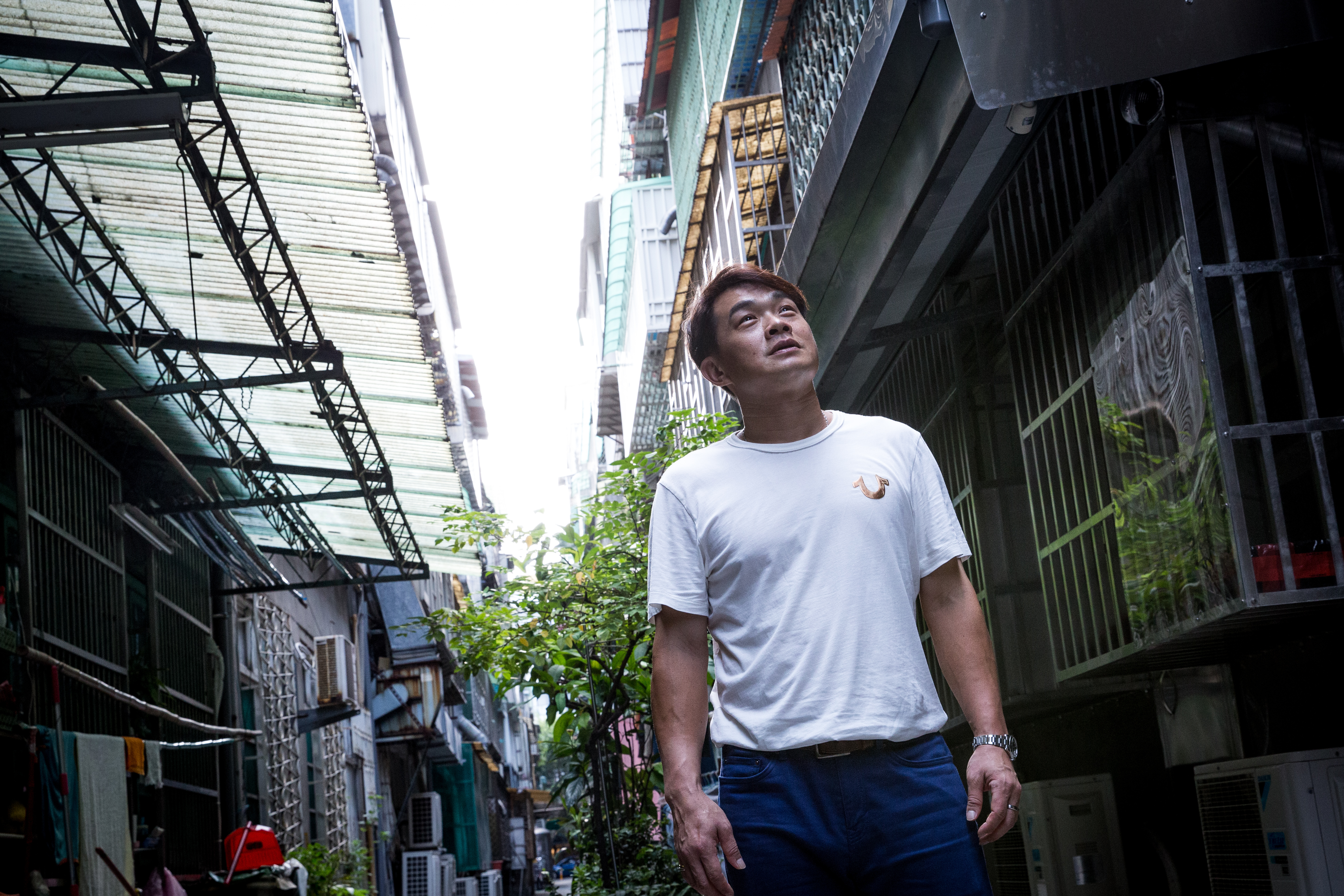 9月9日這天休賽。沒穿棒球衣與護具的彭政閔,因穿著休閒,身材顯得修長,與我們聊起他看過的棒球電影。