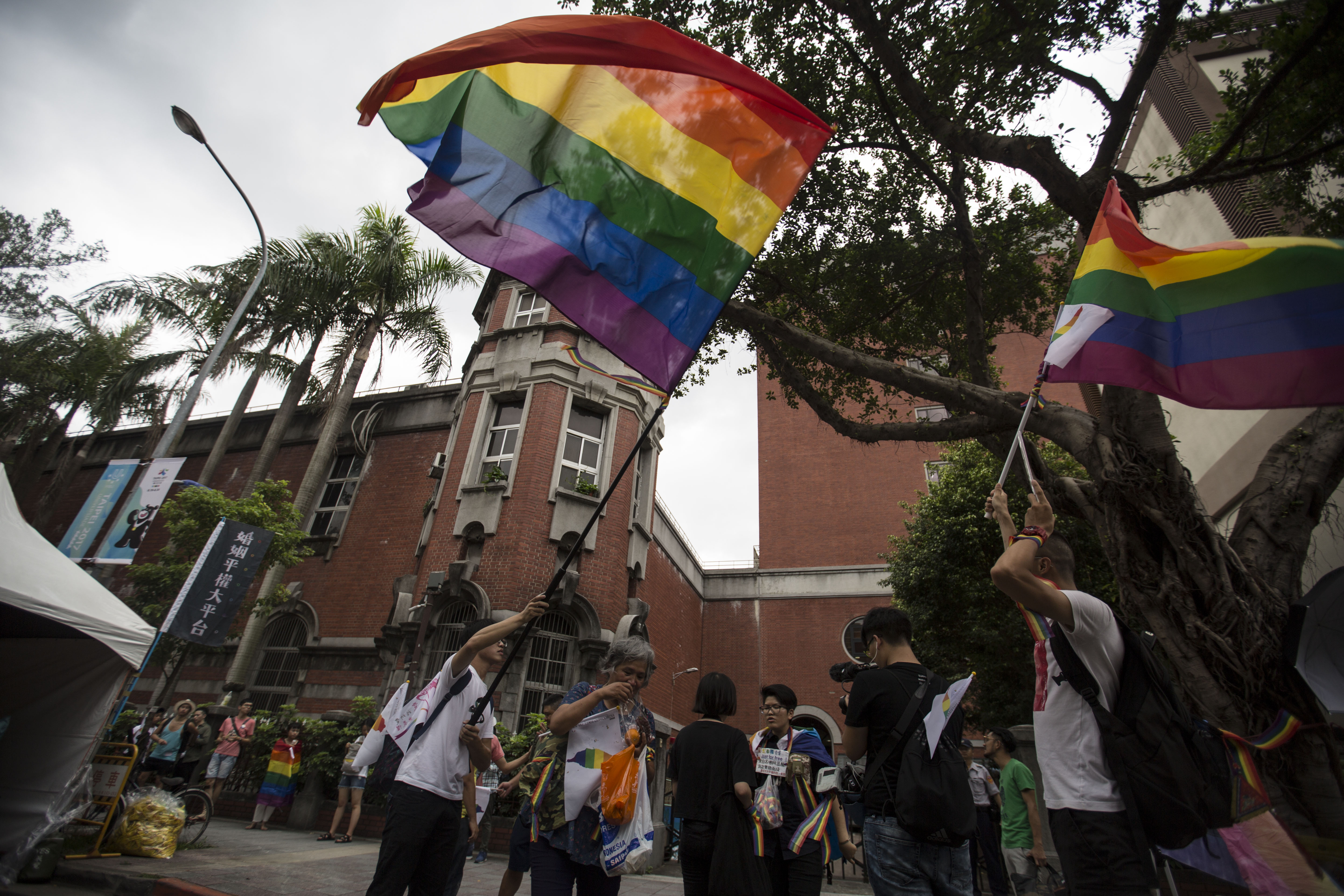 韋氏字典宣布「they」可以用來指稱不以二元性別作為自我性別認同的人。