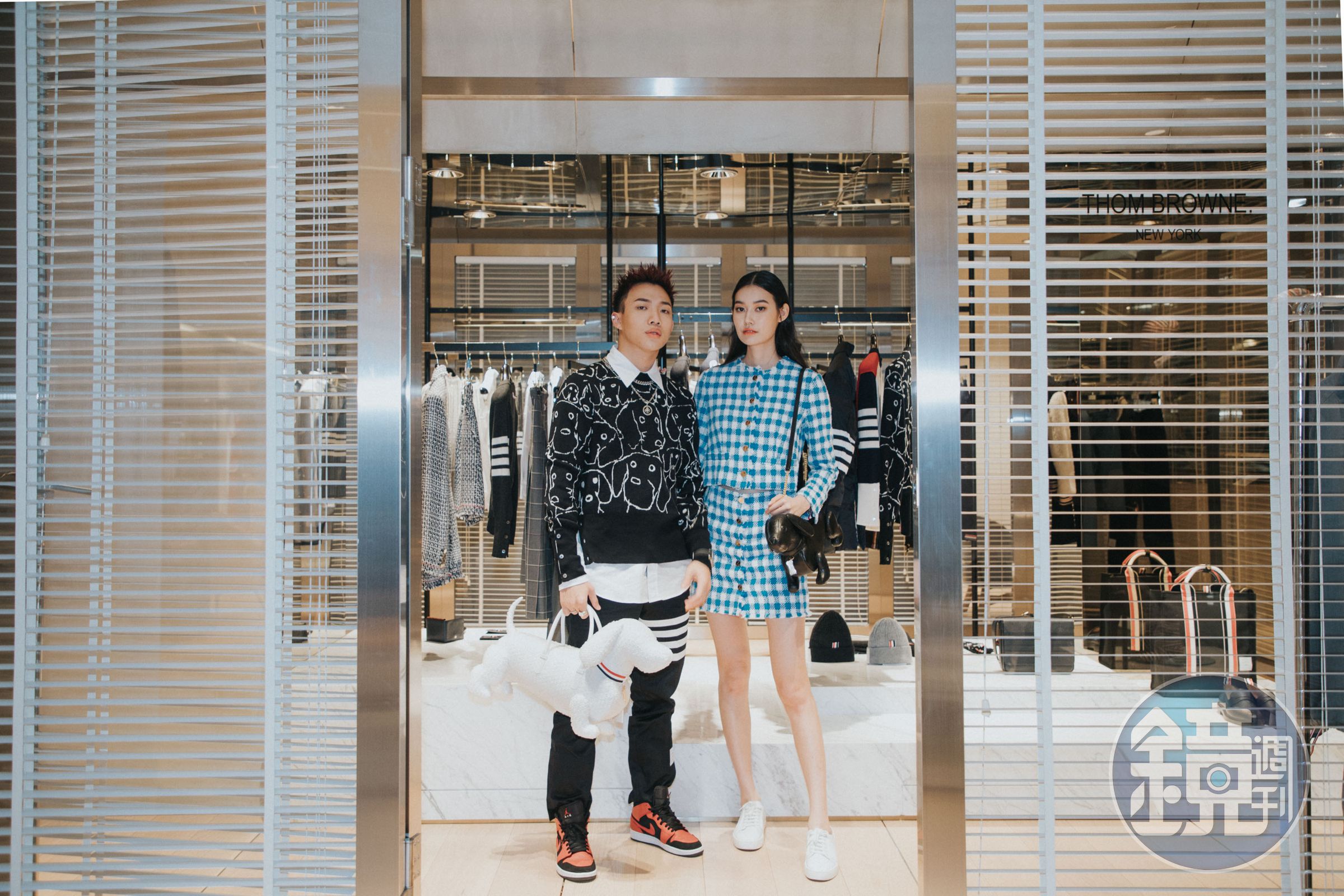 ØZI與董若彤為THOM BROWNE期間限定店開幕站台，愛狗的兩人都提著品牌經典的狗狗手提包。ØZI：THOM BROWNE 經典襯衫 $24,980、臘腸狗圖案圓領針織毛衣 $43,980 、紳士黑褲 $20,980、氣泡狗狗手提包 $66,980 董若彤：THOM BROWNE 經典藍格紋洋裝 $92,980、THOM BROWNE 狗狗手提包 $72,980。（ART HAUS提供）