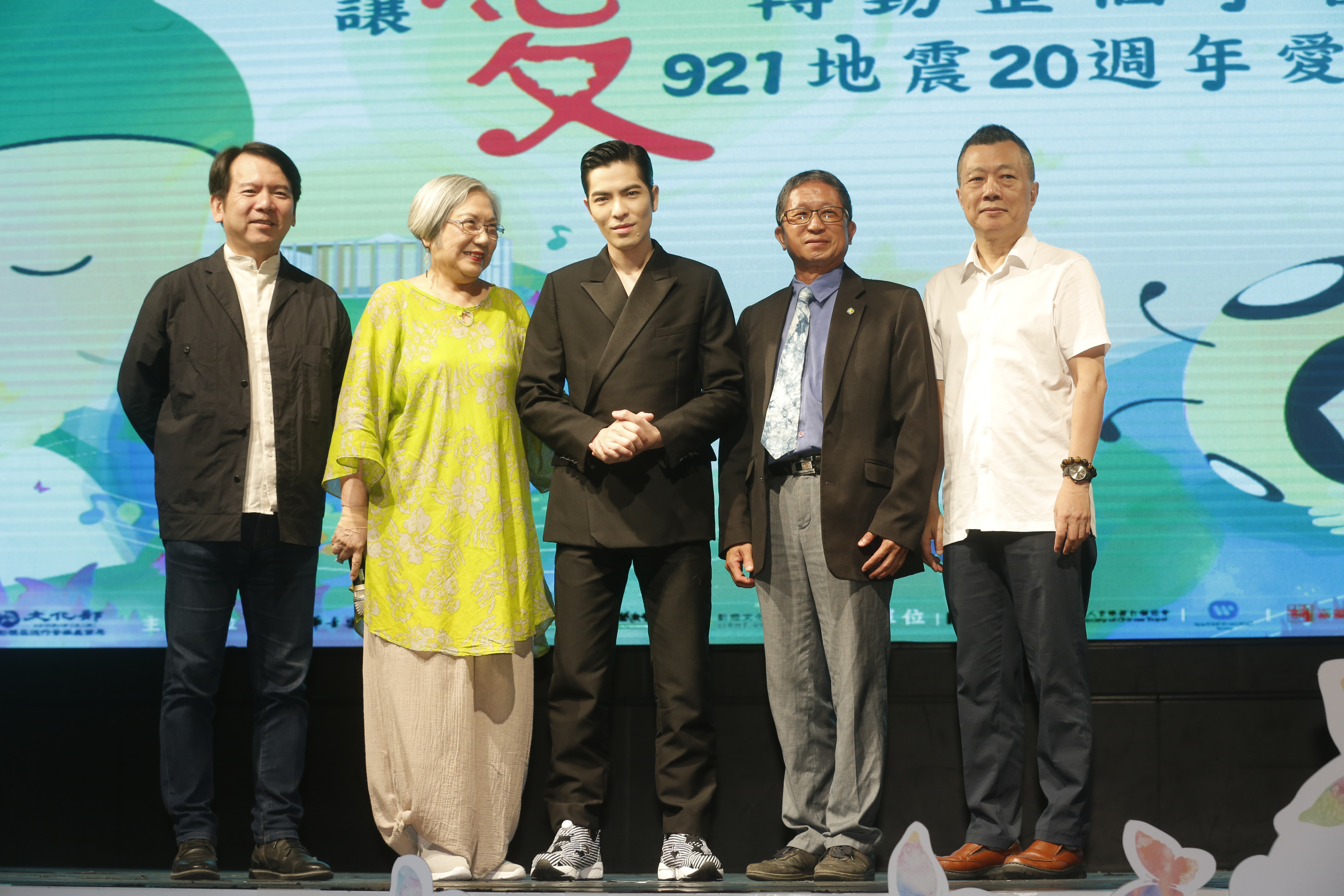 蕭敬騰（中）出席公益活動，再度展現天王風範。