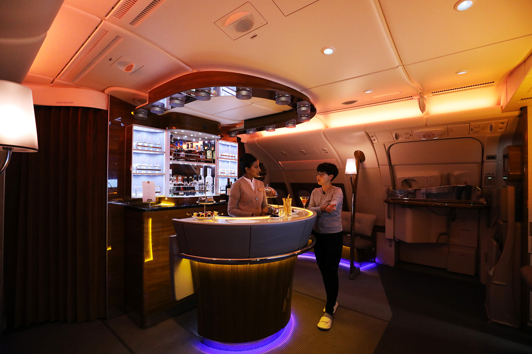 阿聯酋航空的空中酒吧充滿噱頭，尤其三五好友一起搭機，在此小酌聊天最開心。