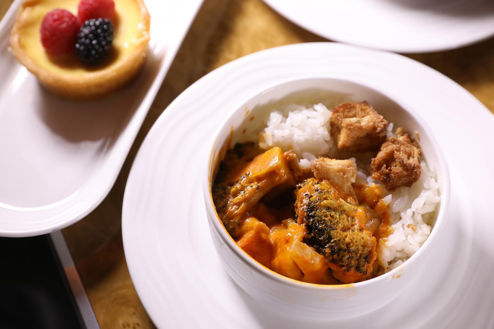 商務艙的餐點種類豐富，想要嚐鮮也能選中東口味的料理。