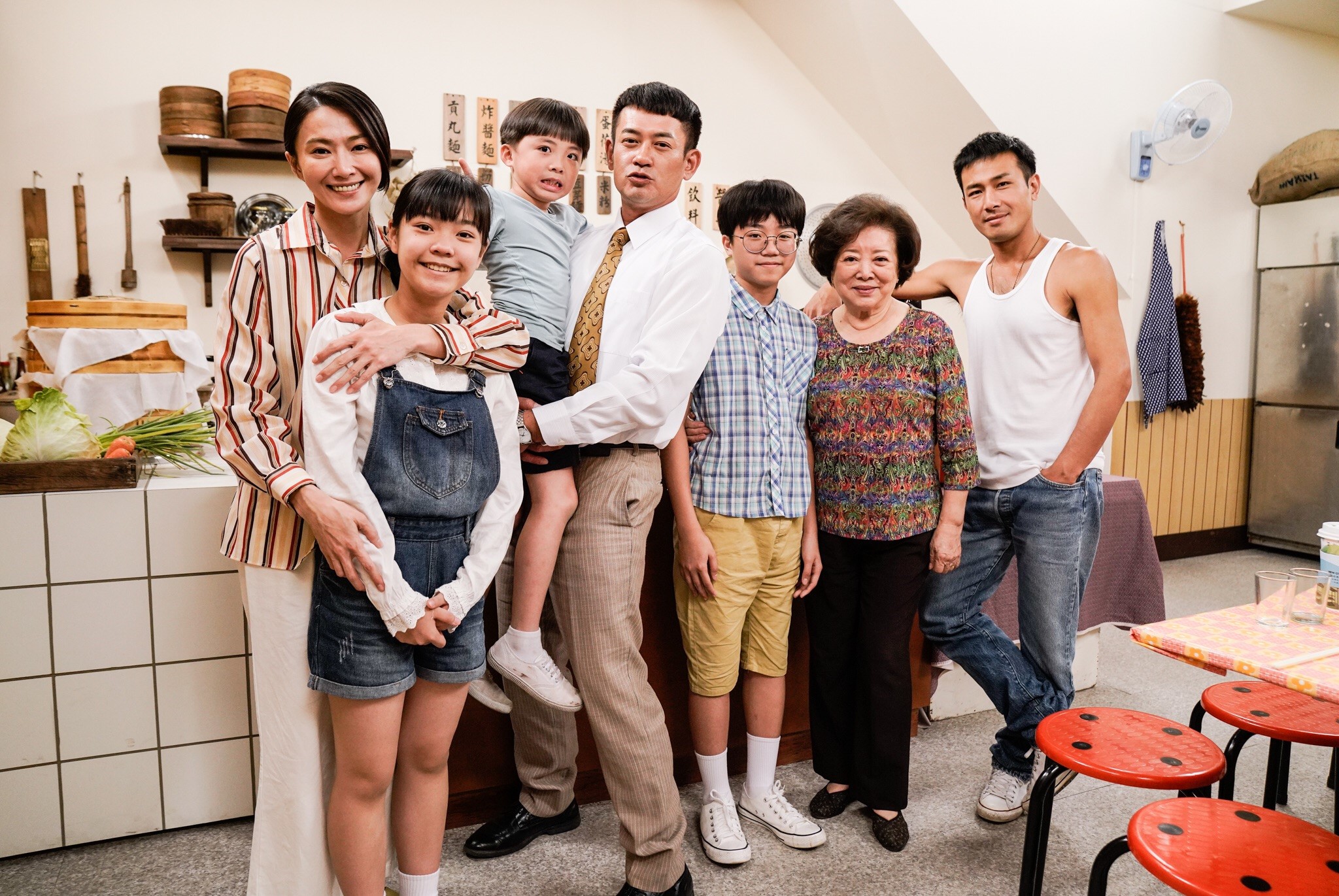 侯怡君在8點檔《多情城市》中飾演4位孩子媽媽。跟柯叔元、陳淑芳、傅子純及童星有精彩演出。（民視提供）