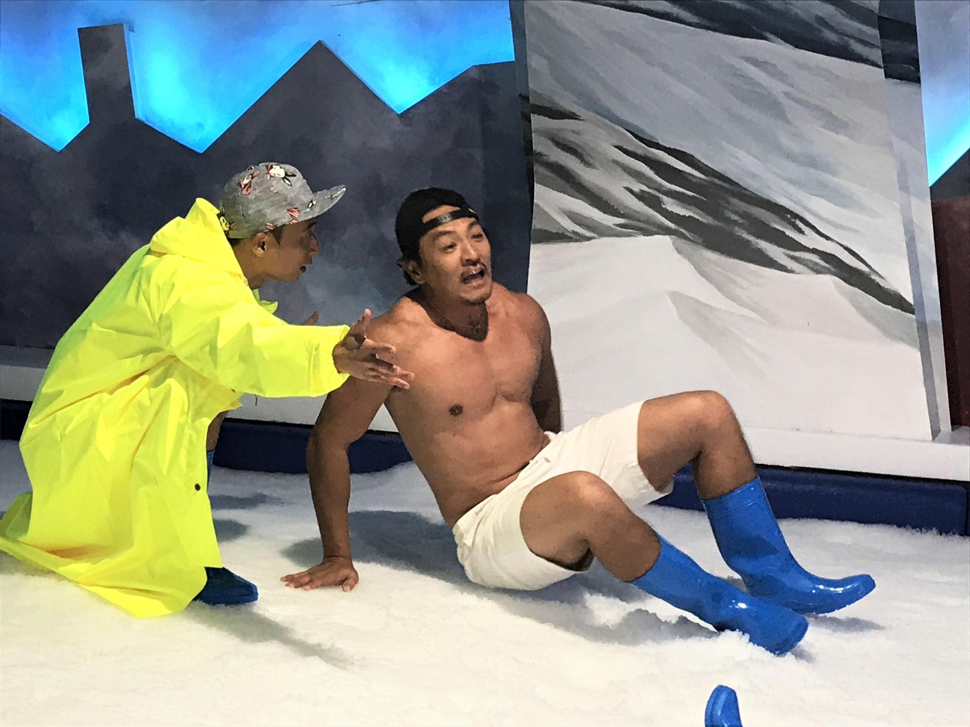 夢多參加《綜藝新時代》錄影,在冰天雪地中被拱脫上衣闖關。(民視提供)