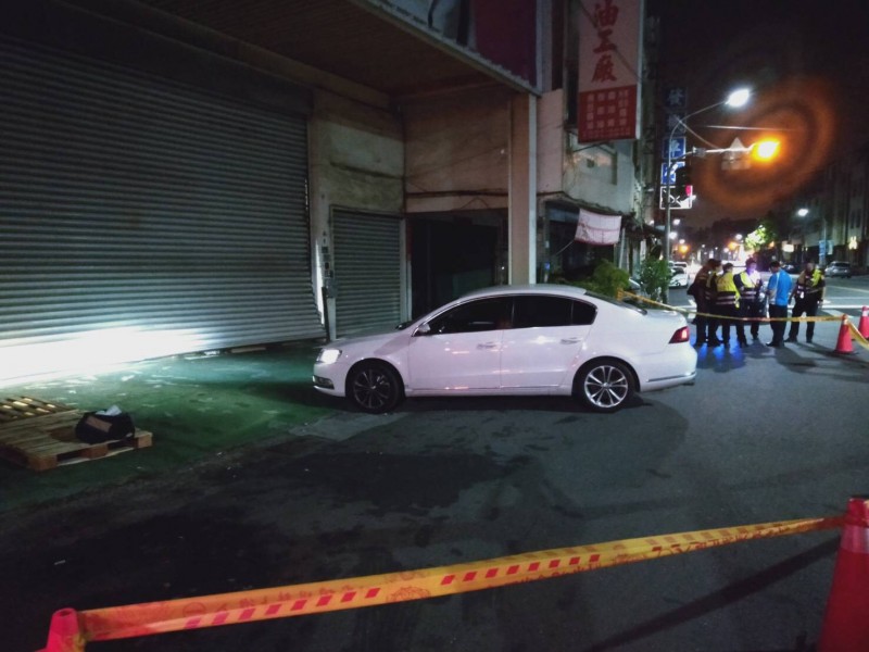 「直播天王」連千毅高雄鼓山區的倉庫，凌晨被白色轎車衝撞鐵門。（翻攝照片）