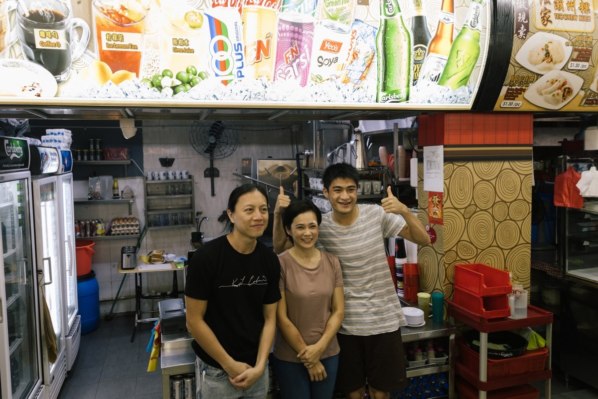 HBO Asia在新加坡拍攝以社會底層人物為主題的《隱匿人生》，左起為導演呂吉元、演員楊雁雁和潘綱大。  （翻攝自southchinamorningpost.com）