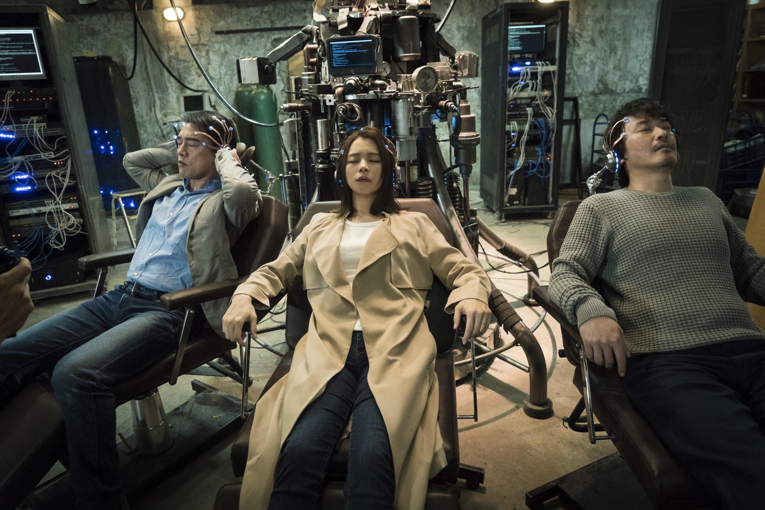 由徐若瑄（中）主演的《獵夢特工》是HBO Asia首部原創自製科幻劇，也是至今在台預算最高的製作。 （HBO Asia提供）