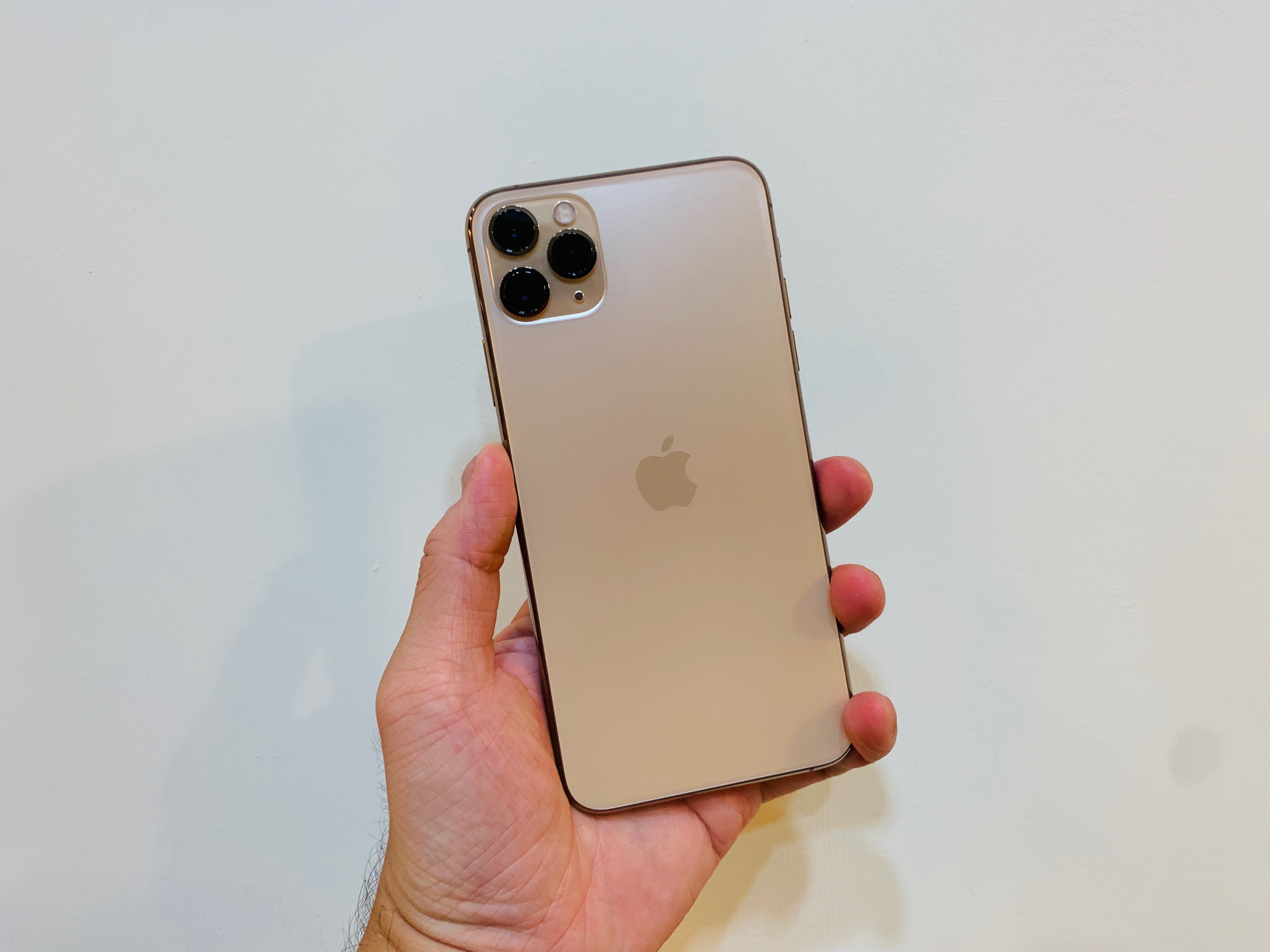 iPhone 11 Pro Max搭載三鏡頭設計，識別度極高。